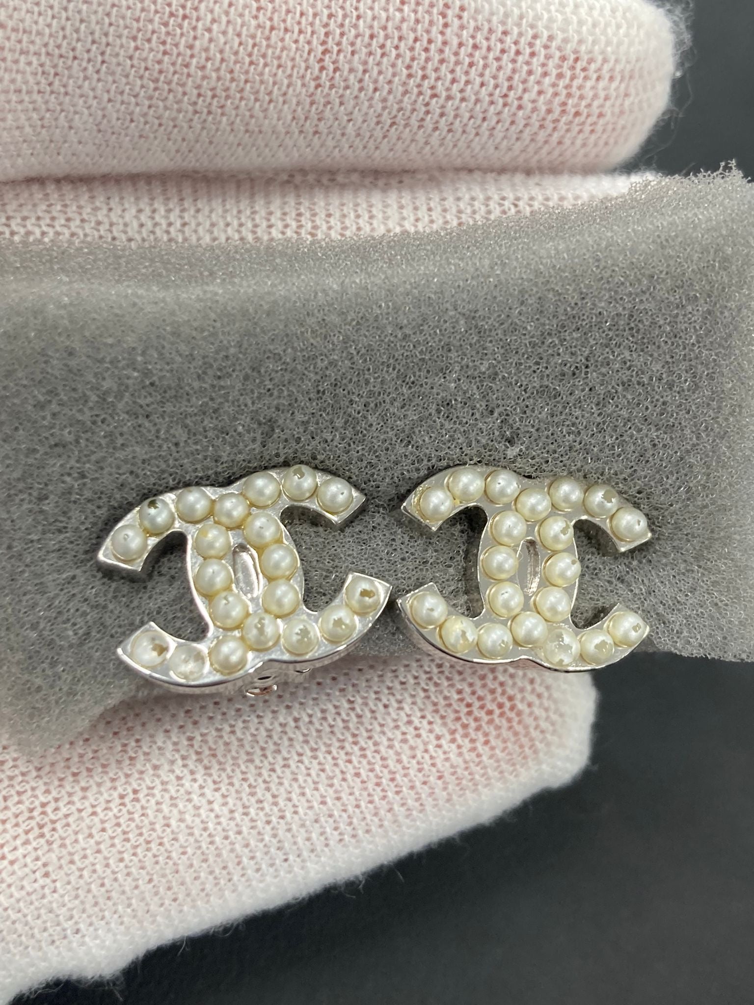Pendientes Chanel Vintage Coco Mark en plata con perlas colección 05V