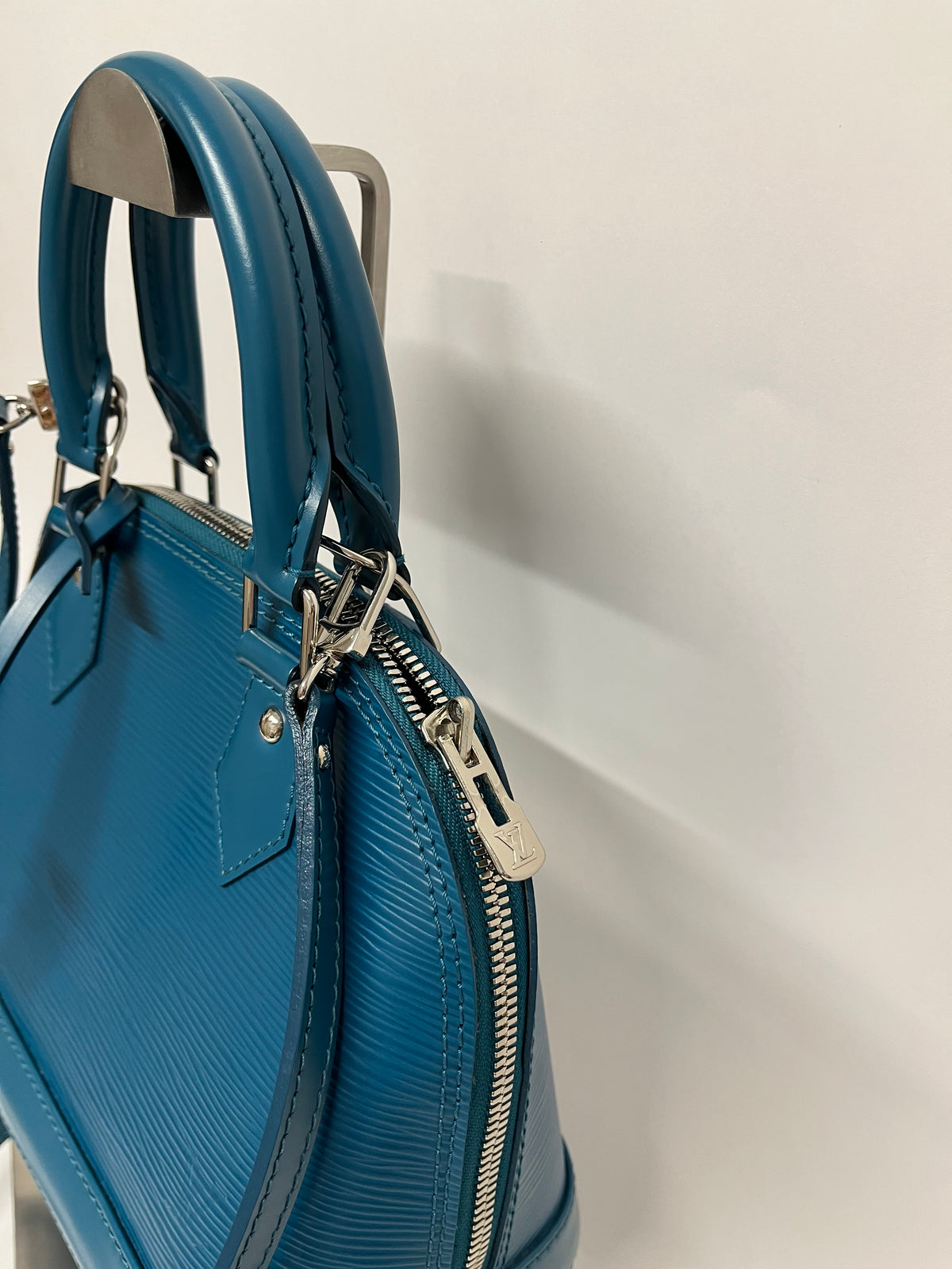 Louis Vuitton Alma BB Piel Epi Azul