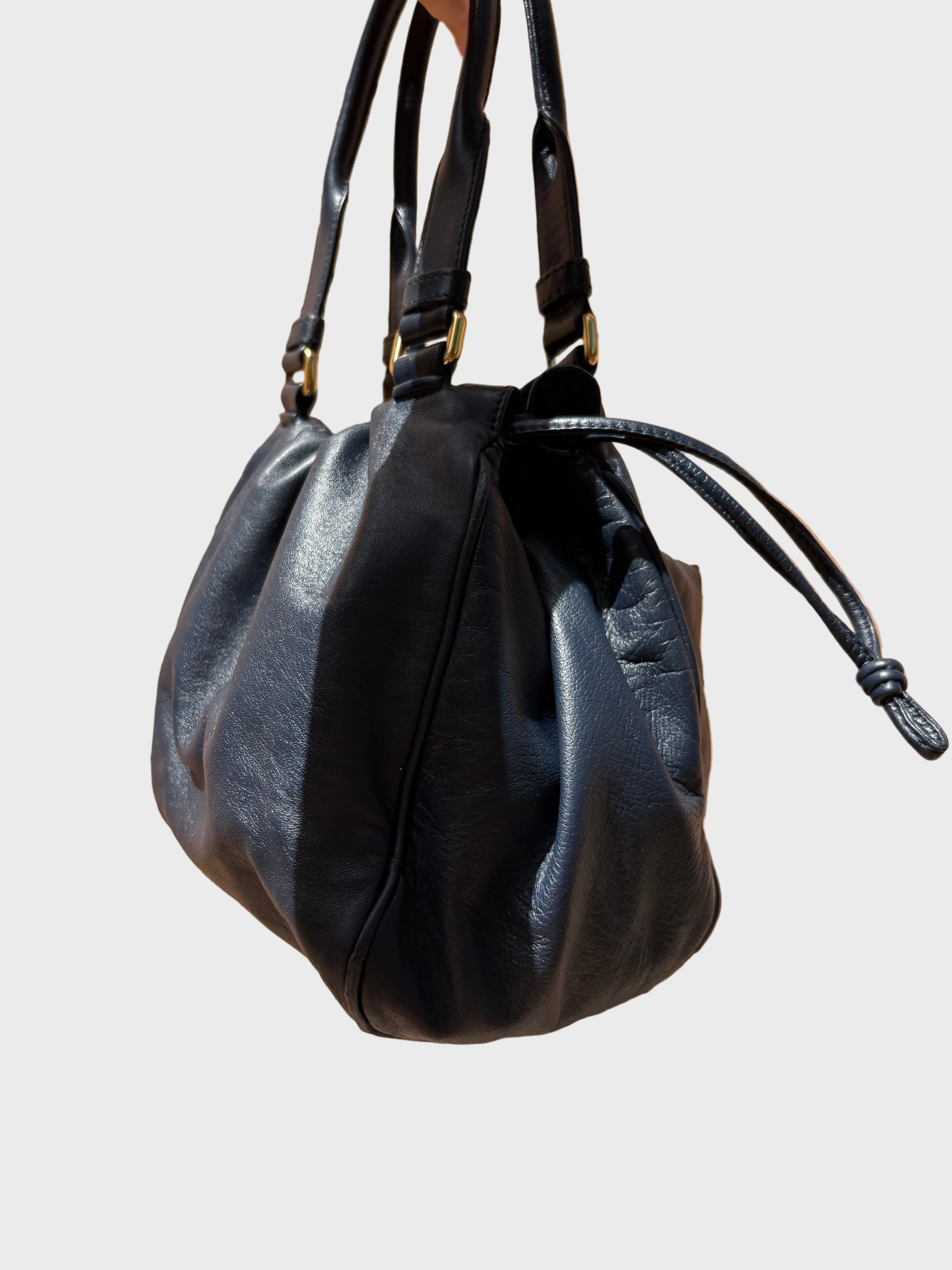 loewe bolso tipo flamenco saco en piel azul marino con bandolera