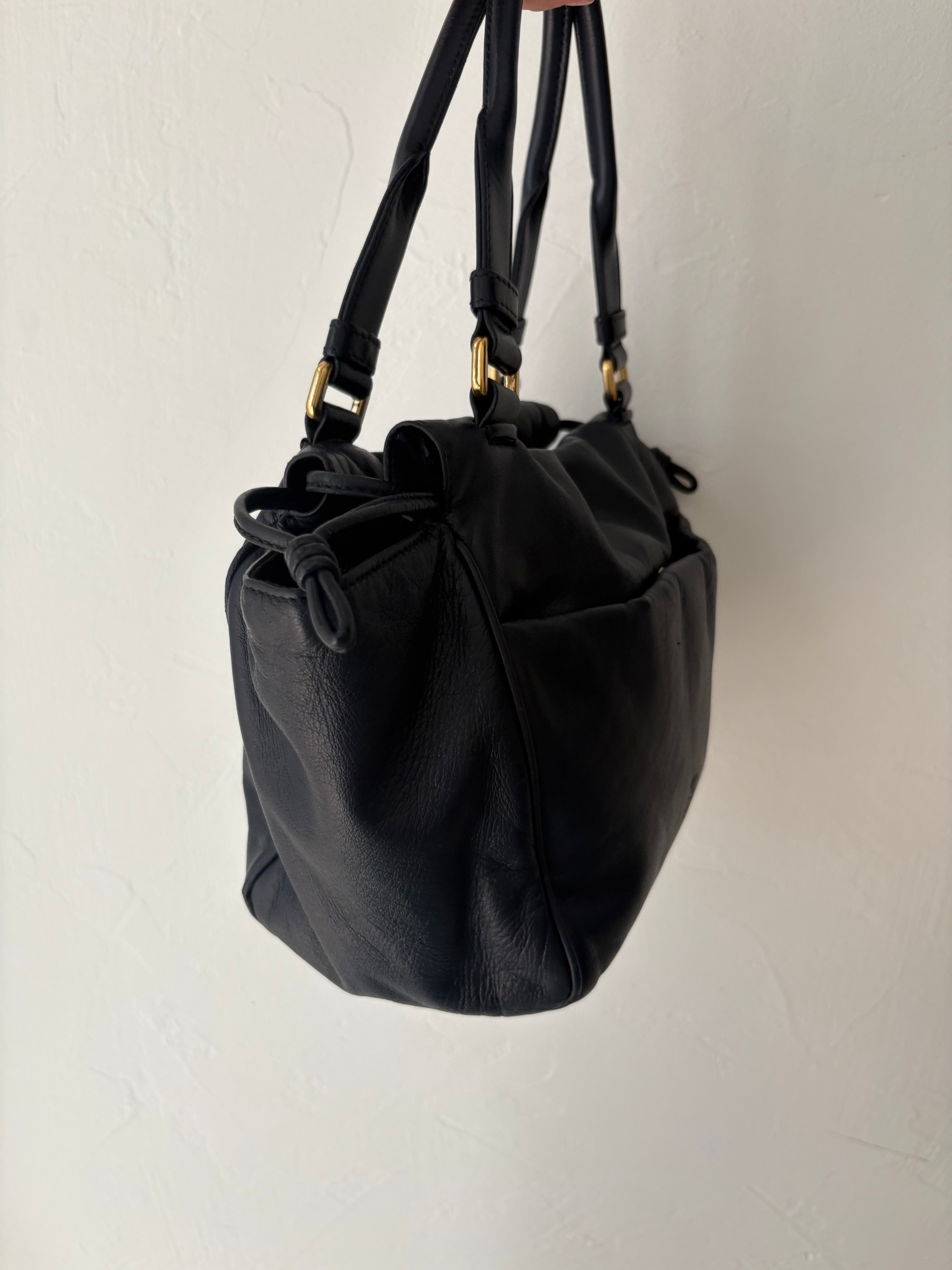 loewe bolso tipo flamenco saco en piel azul marino con bandolera