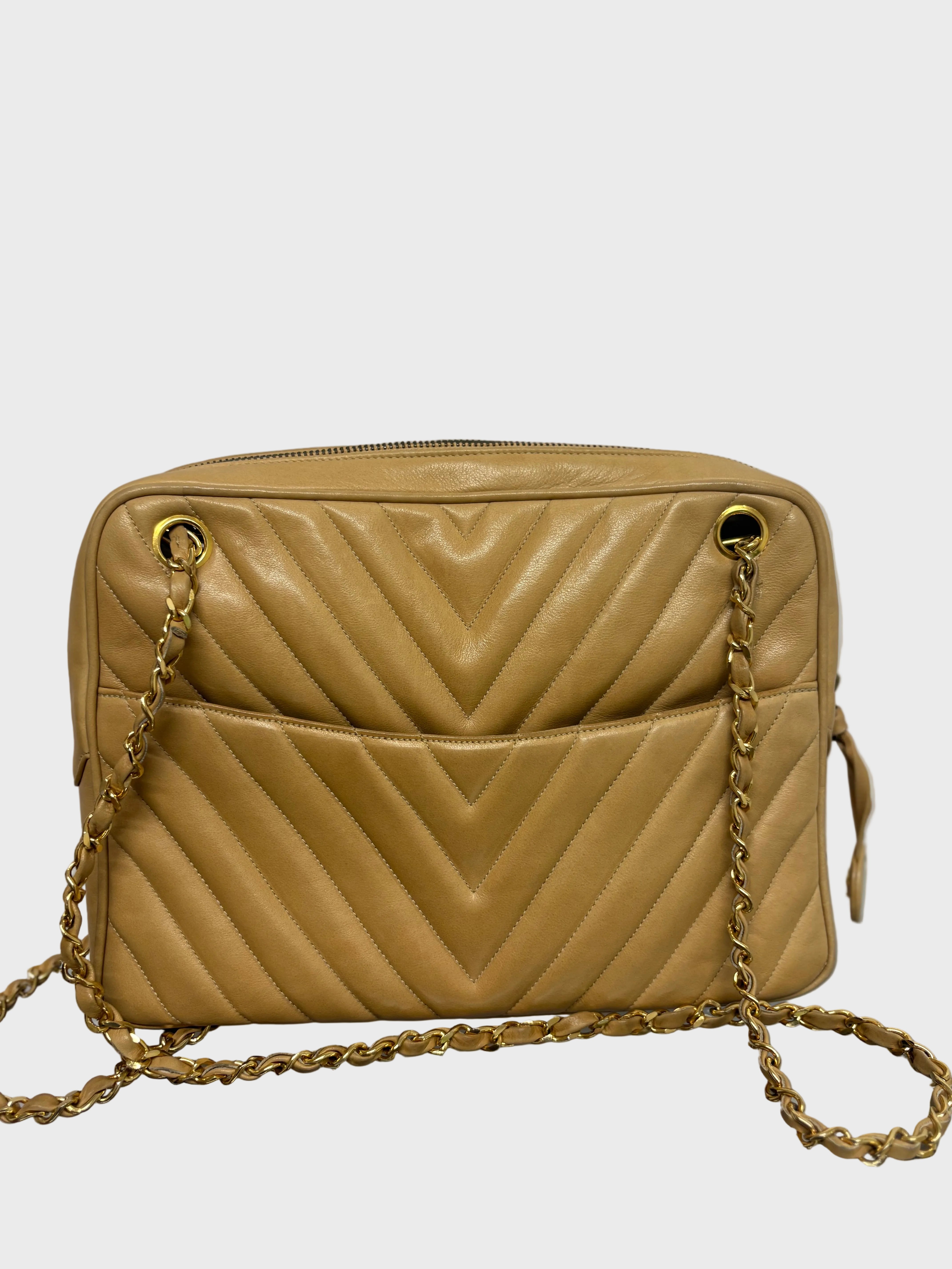 CHANEL V-Stitch Shoulder Bag Piel beige acolchada Chevron