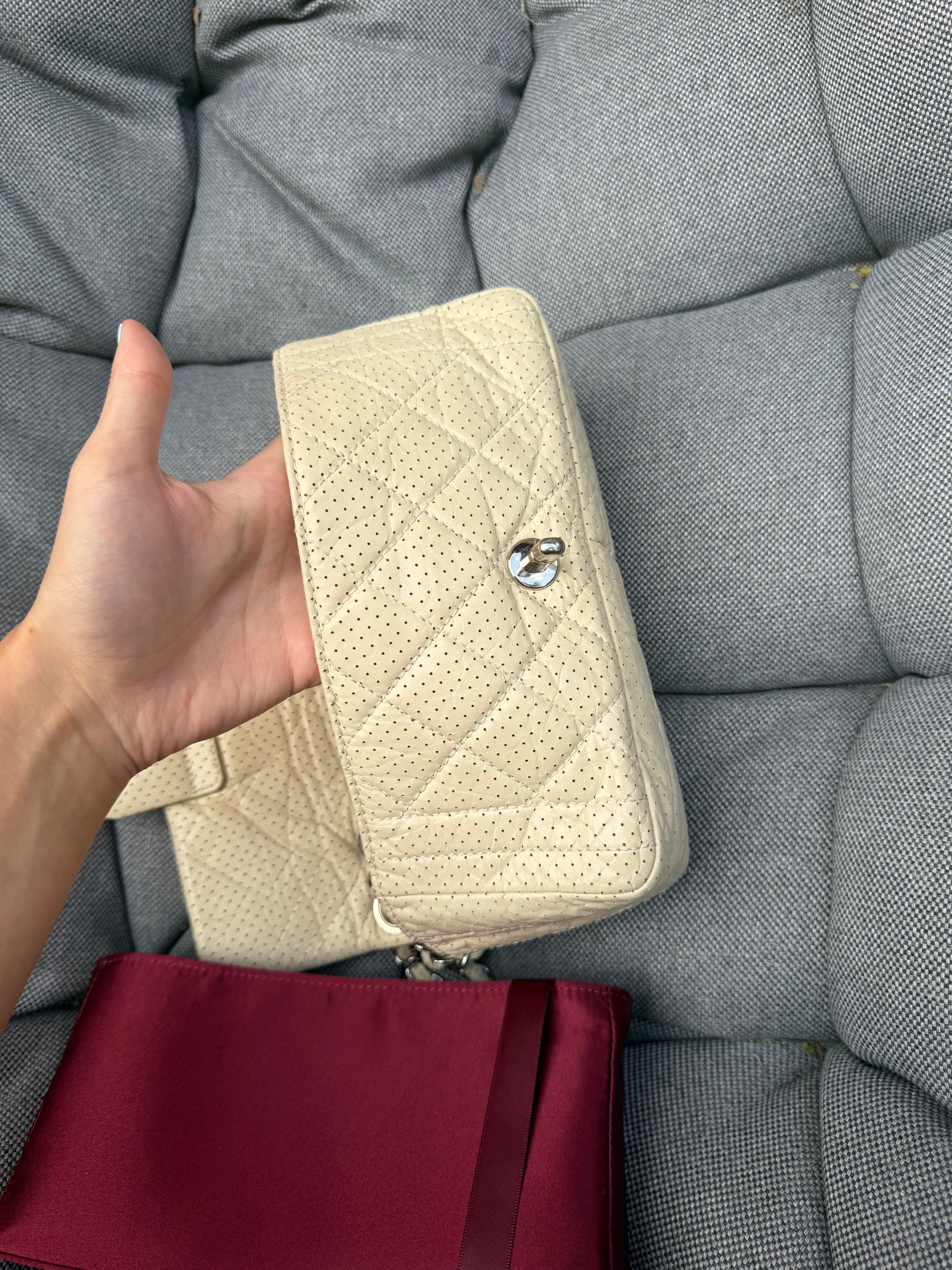 Chanel One Flap Small · Piel Perforada Marfil · Herrajes Plata