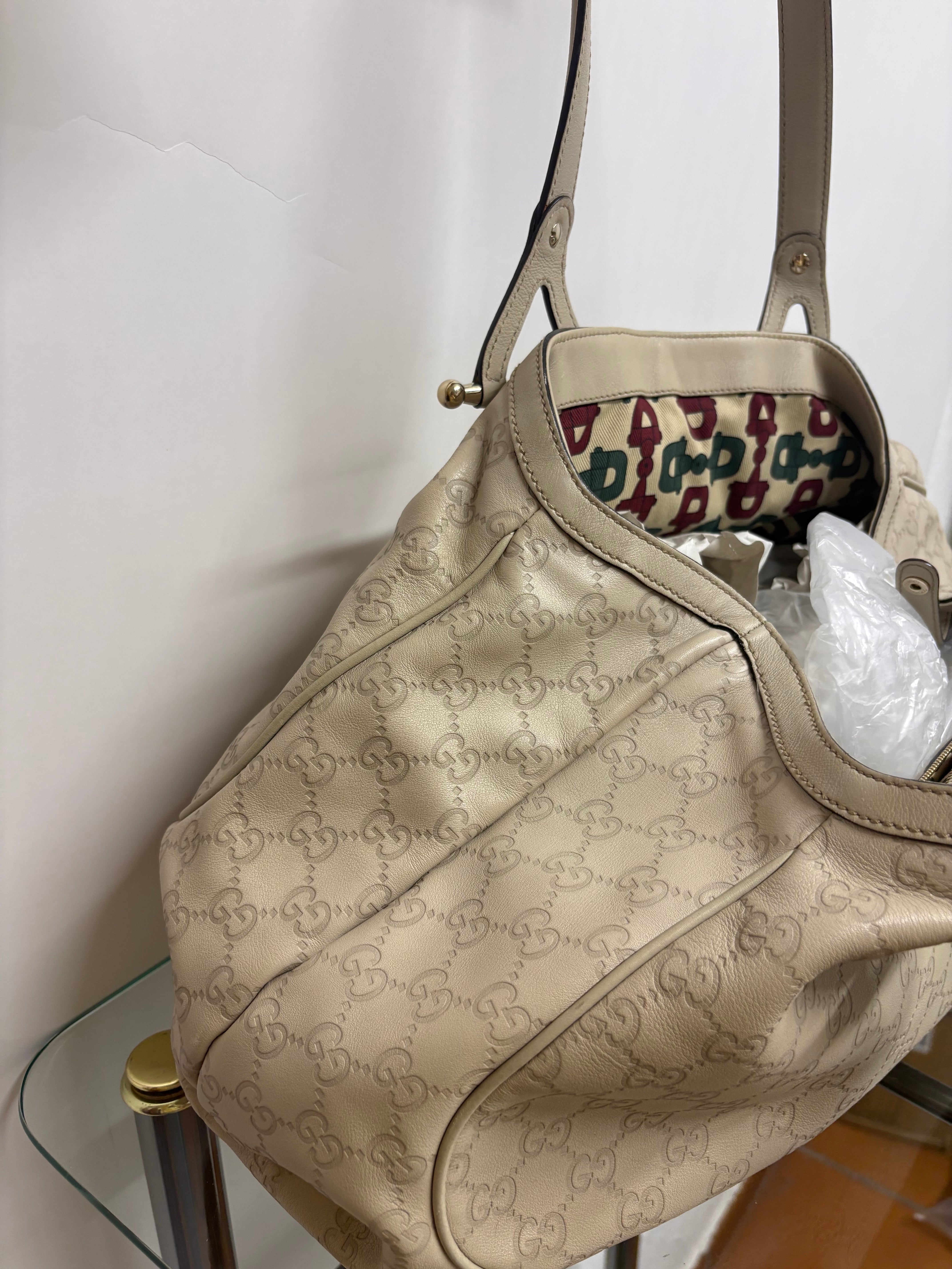 Gucci Pelham grande en piel Guccissima blanca marfil