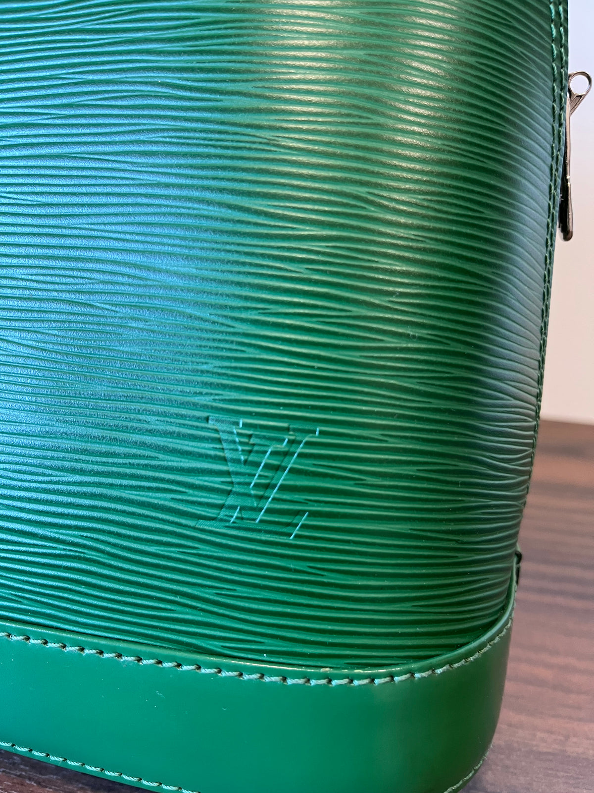 Louis Vuitton Alma PM Piel Epi Verde · Herrajes Plata · con Candado y Clochette
