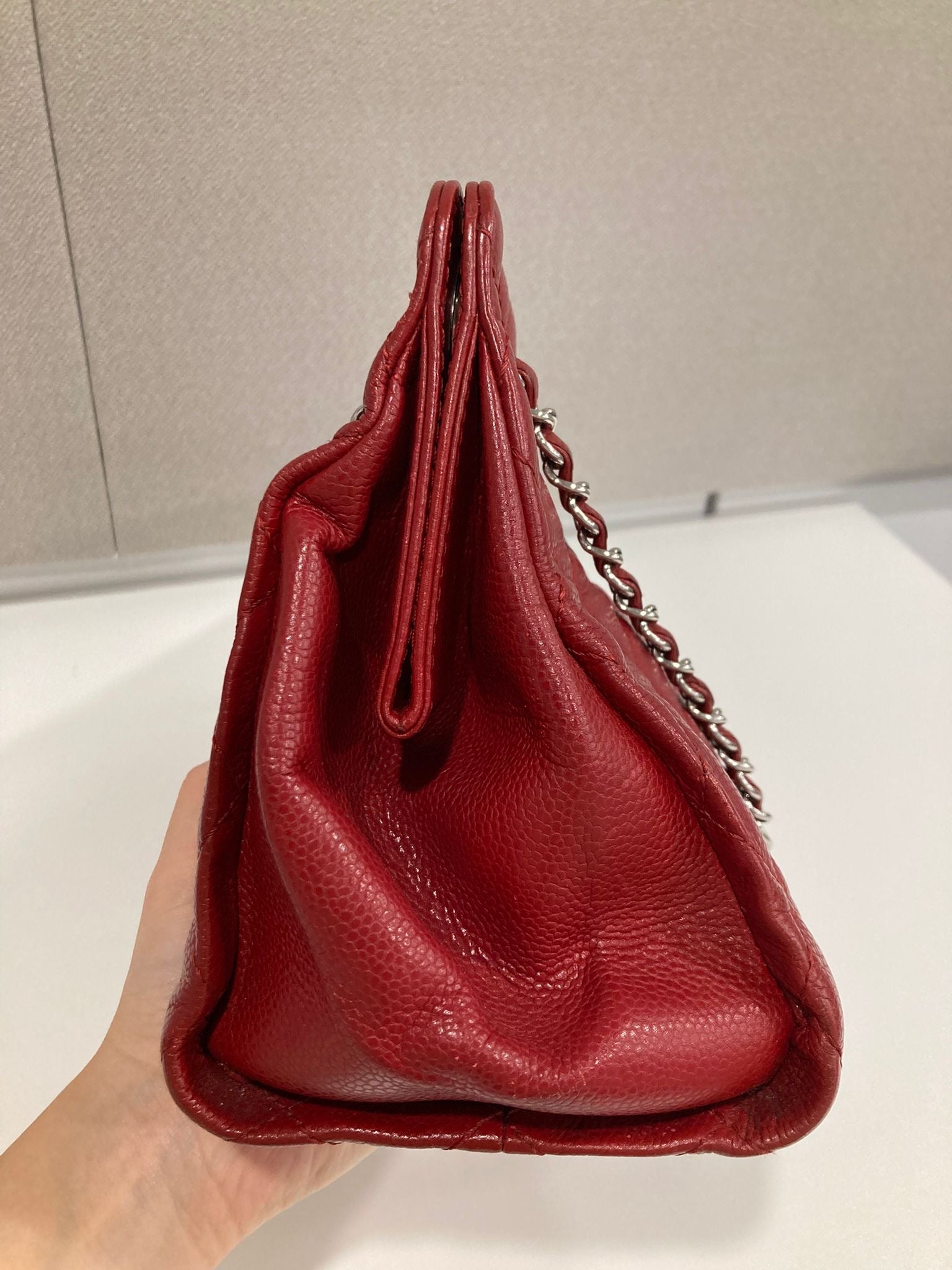 Chanel CC Chain Tote acolchado en piel caviar roja