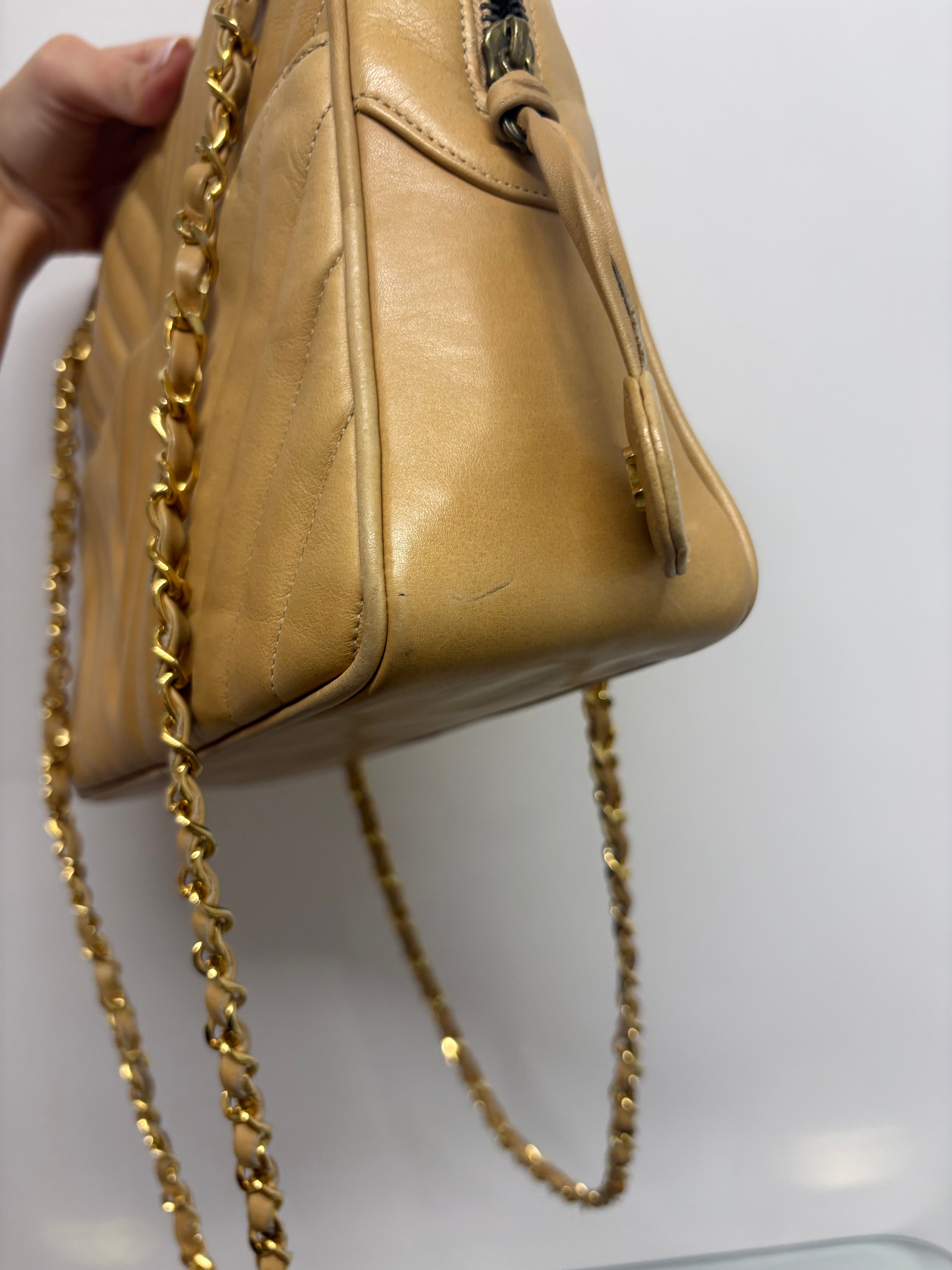 CHANEL V-Stitch Shoulder Bag Piel beige acolchada Chevron