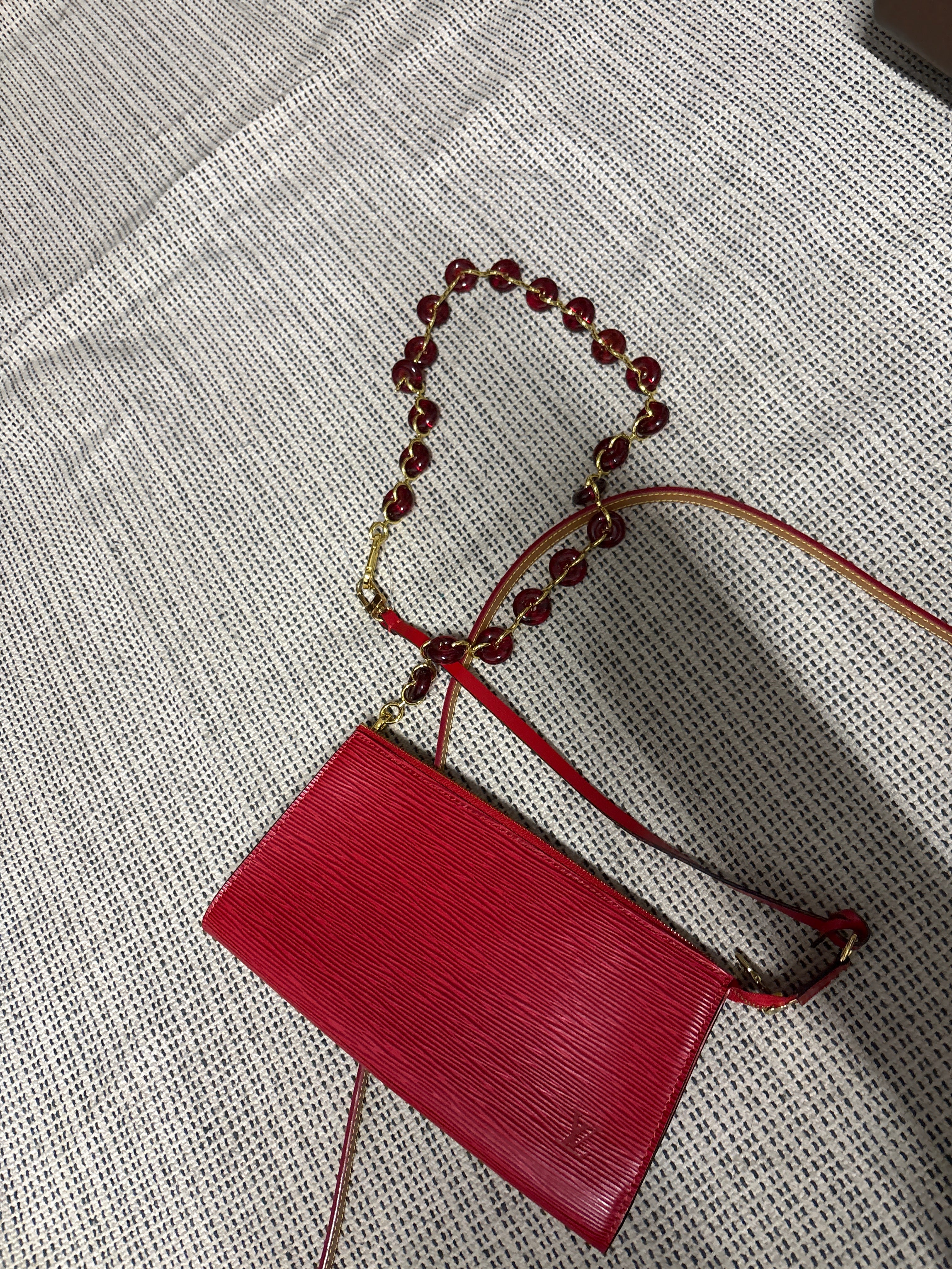 Louis Vuitton Pochette Accessoires Epi Roja con 2 bandoleras extra
