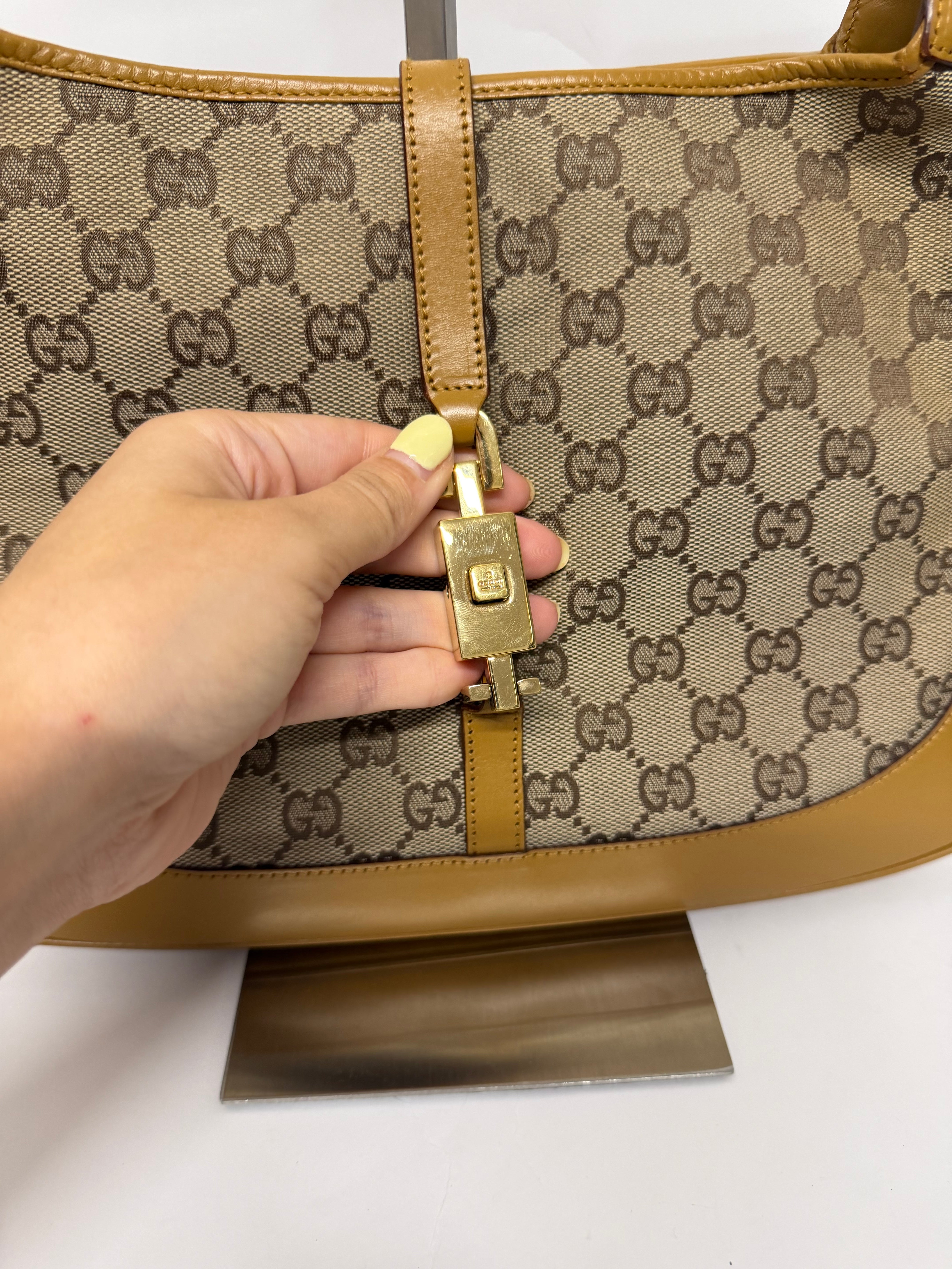 Gucci Jackie GG Canvas Mediano con Cadena Dorada