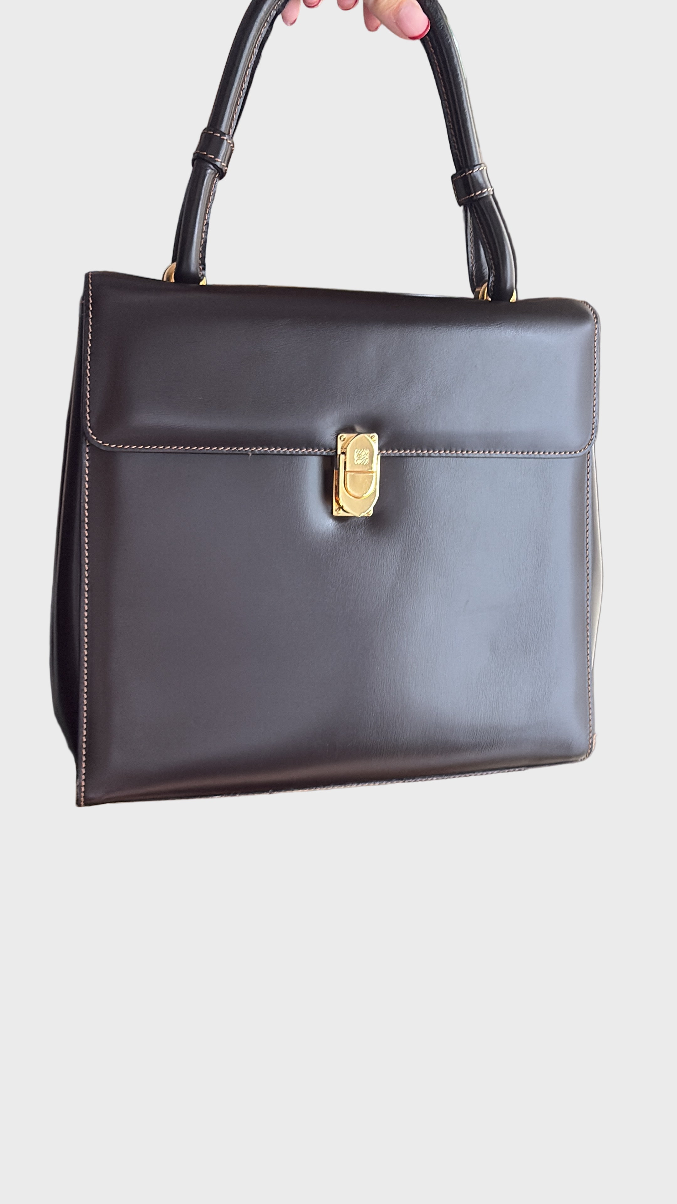 Bolso vintage Loewe de piel marrón oscuro con asa rígida y bandolera