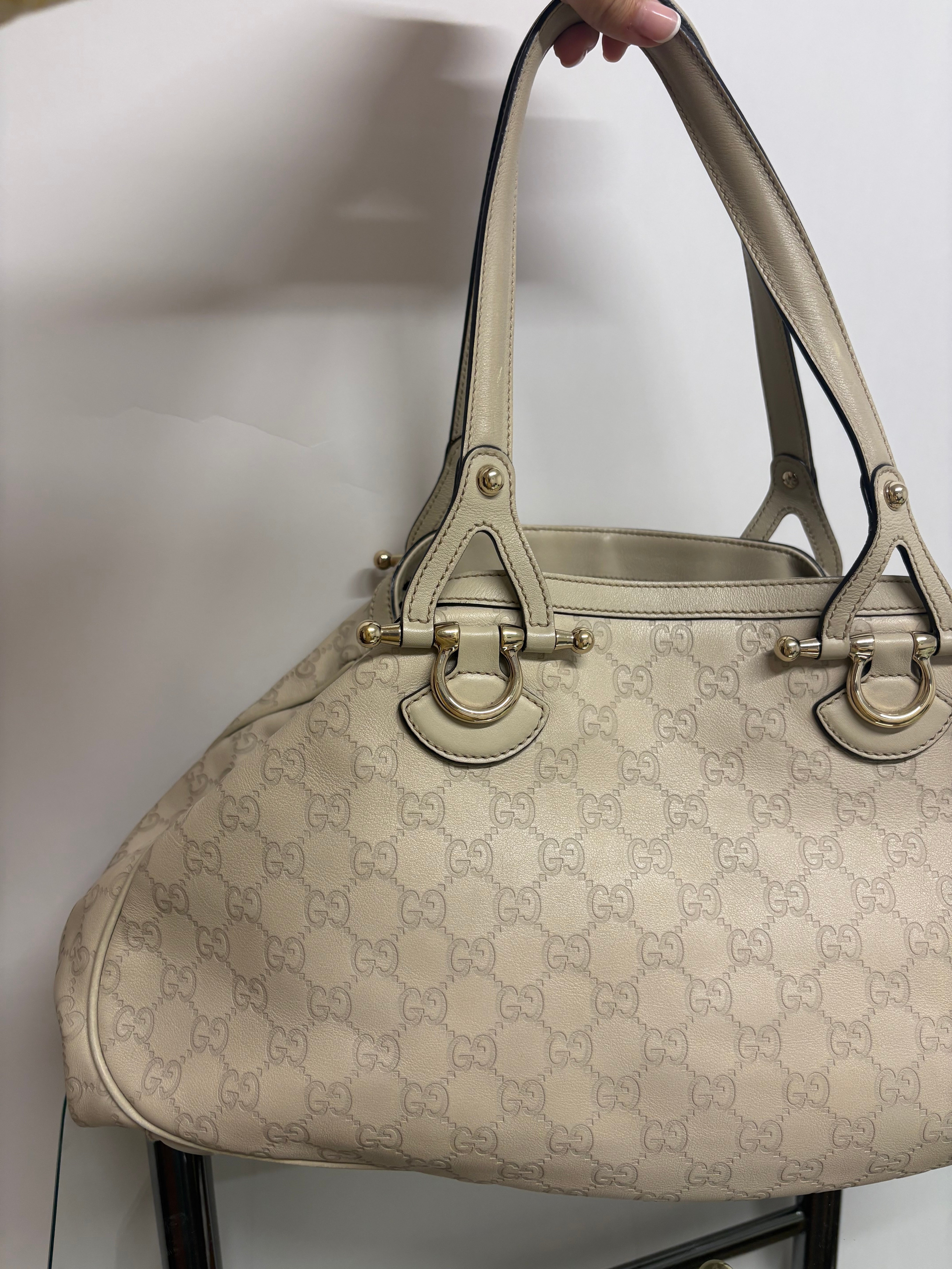 Gucci Pelham grande en piel Guccissima blanca marfil
