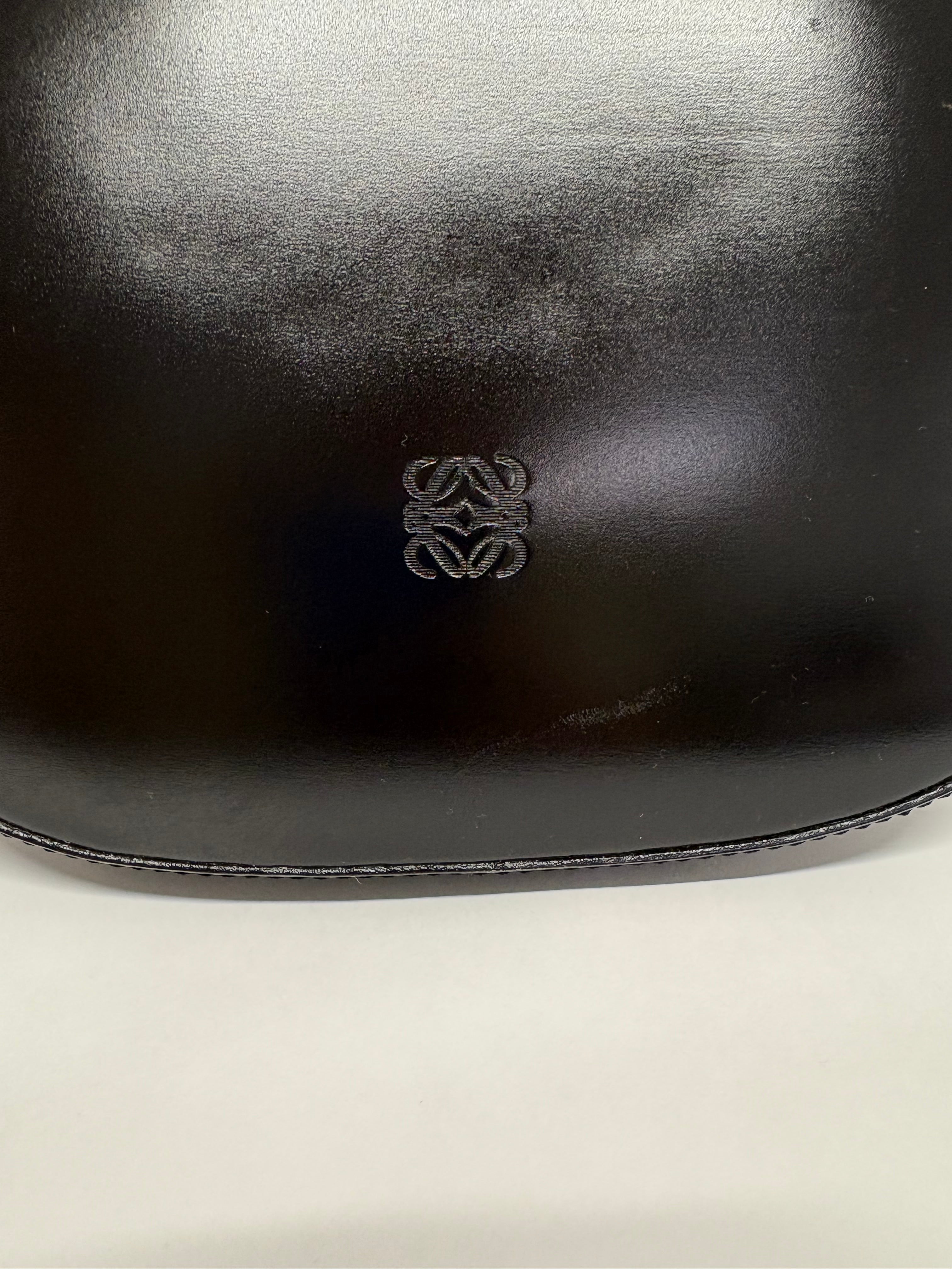 Loewe bombonera negra de mano piel cepillada