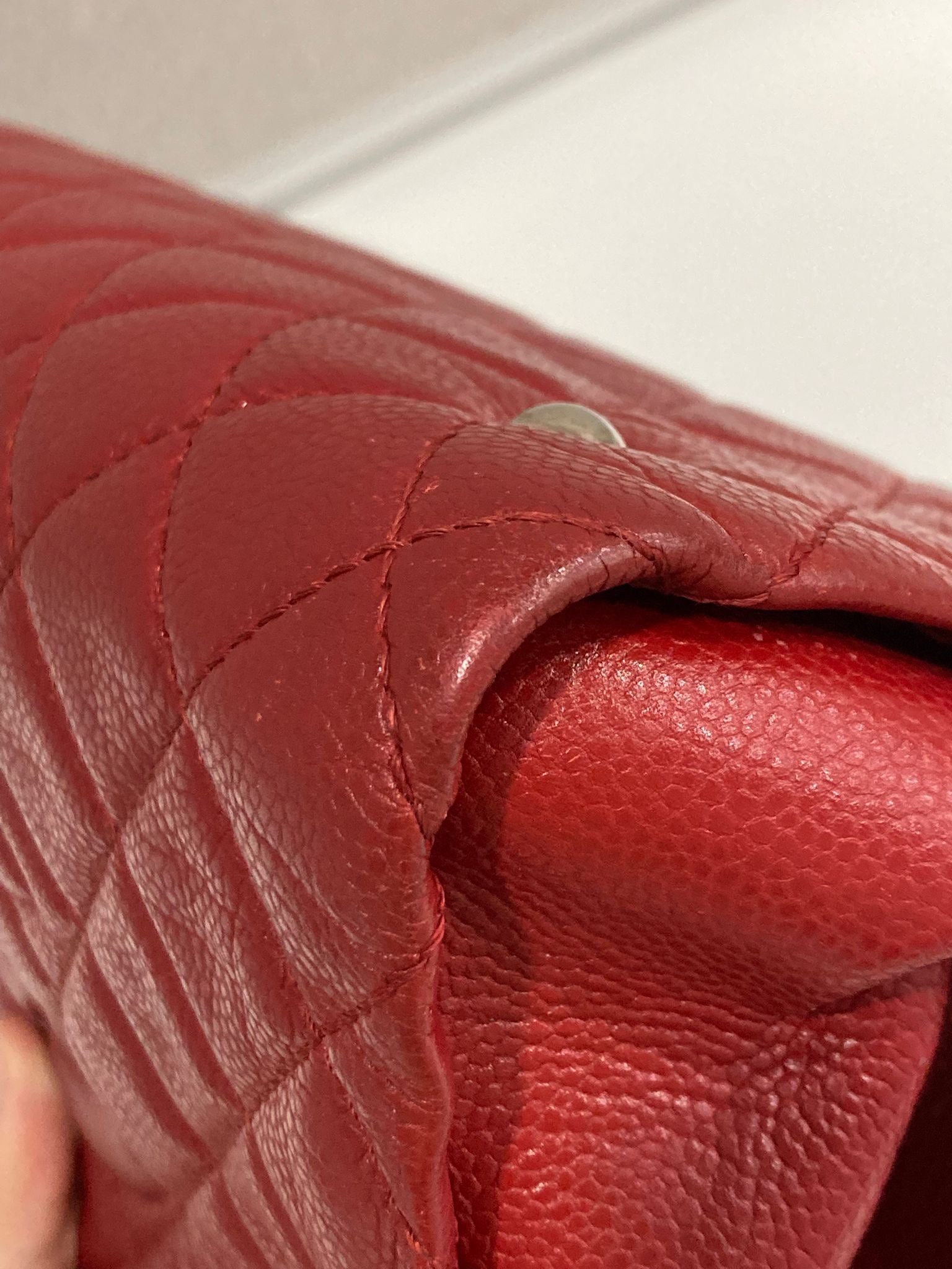 Chanel CC Chain Tote acolchado en piel caviar roja