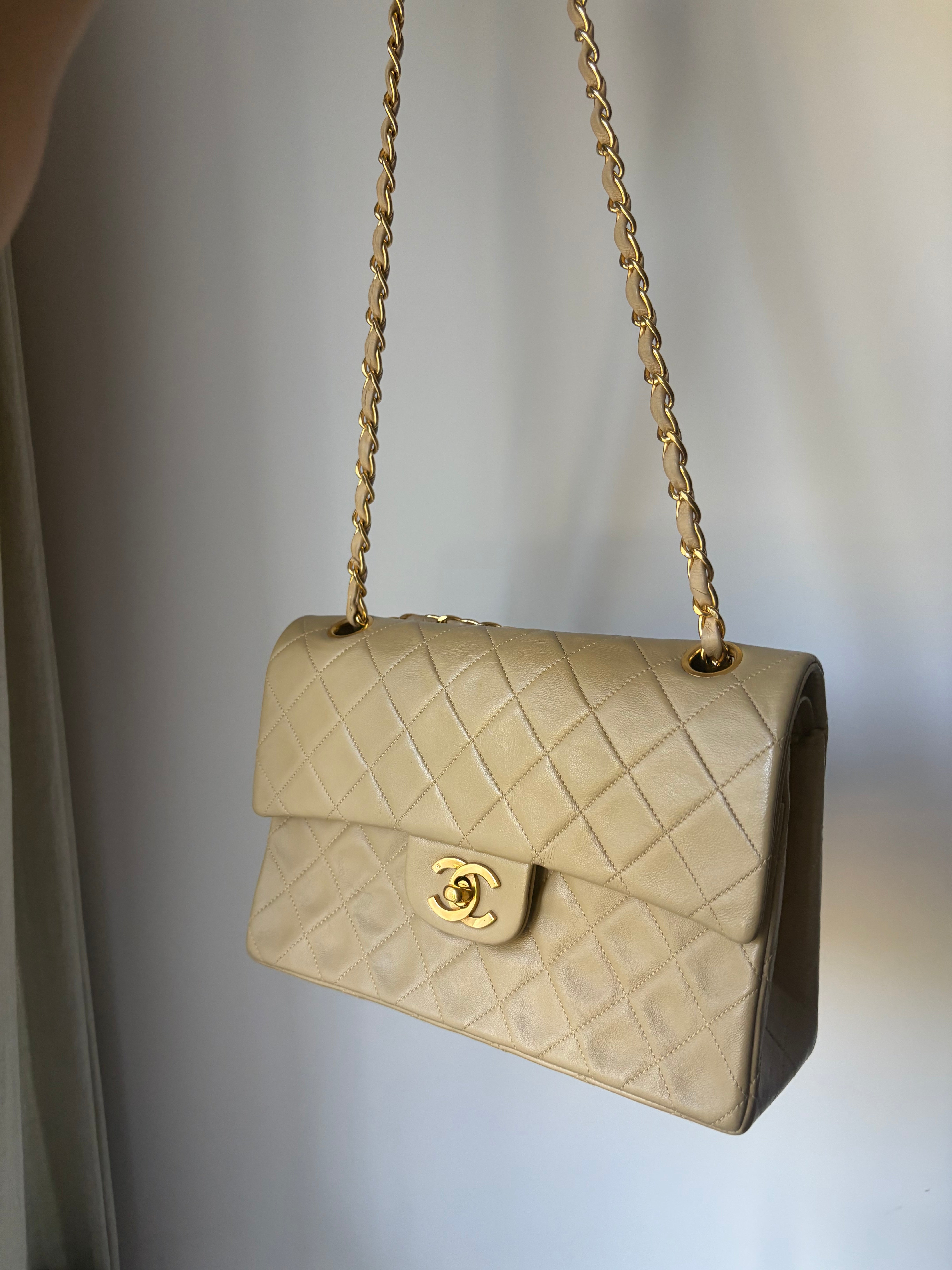 Chanel Timeless Double Flap 22 Beige en piel de cordero