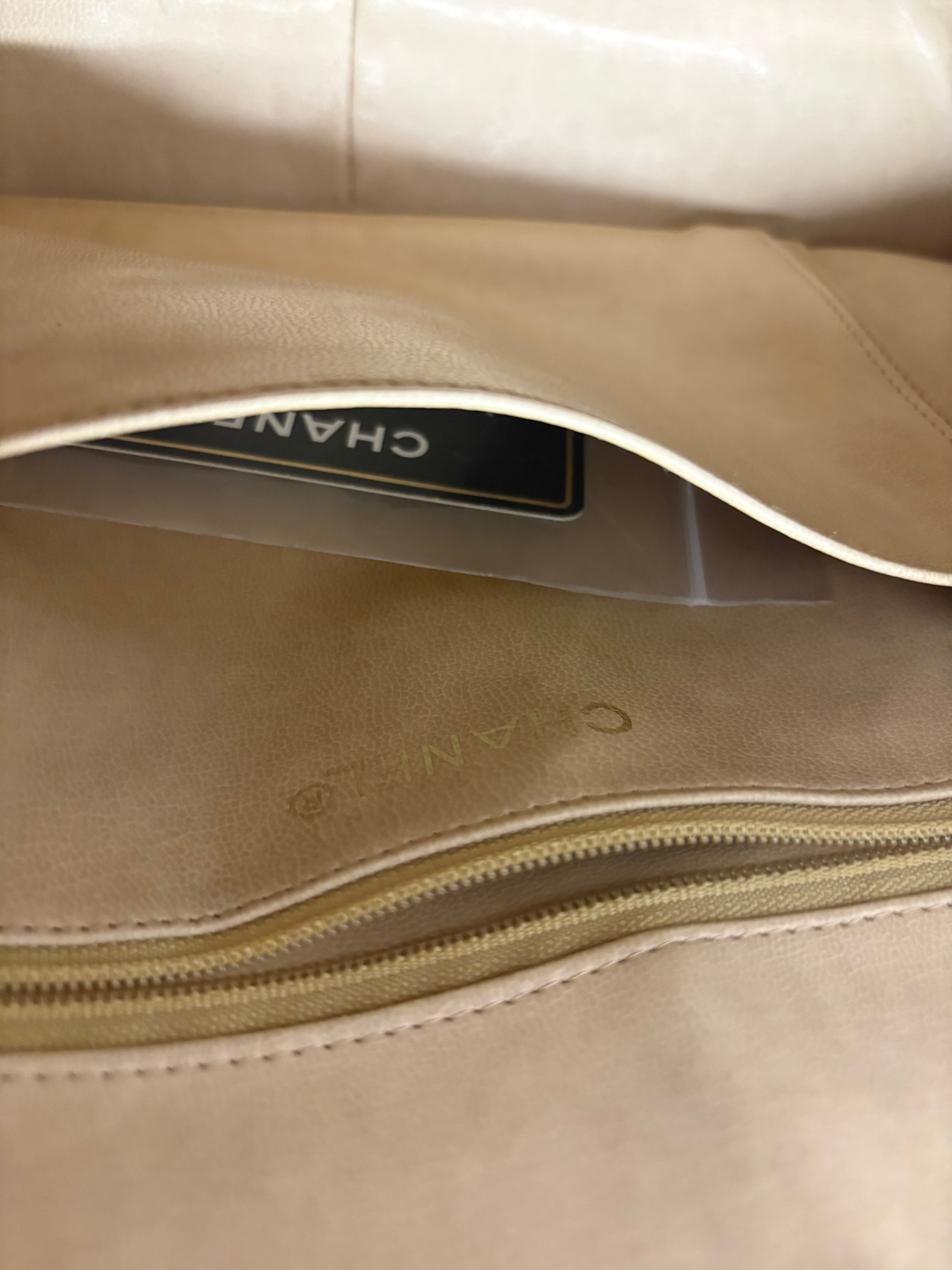 CHANEL V-Stitch Shoulder Bag Piel beige acolchada Chevron