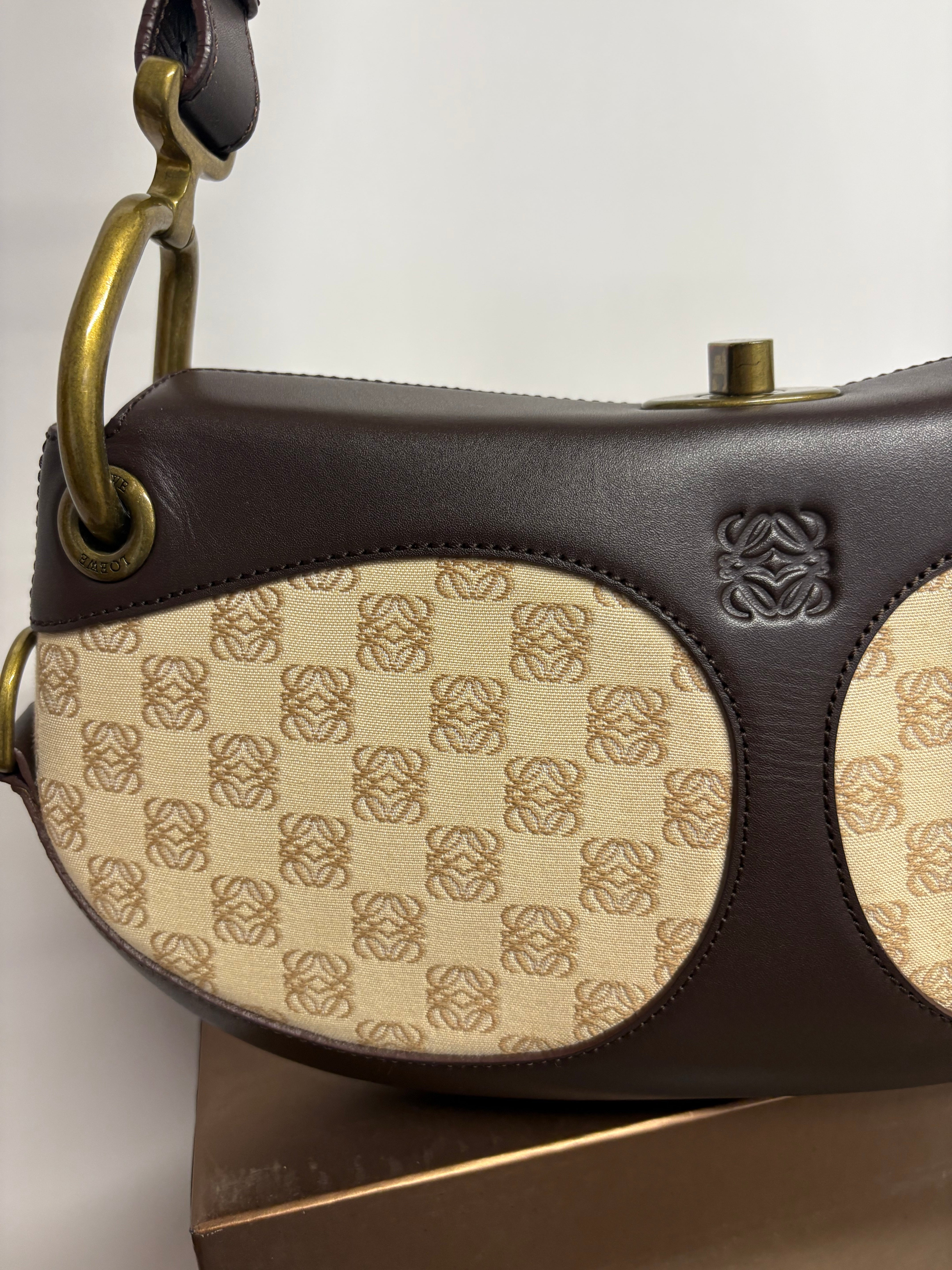 Loewe anagram lock shoulder bag canvas y piel marrón vintage