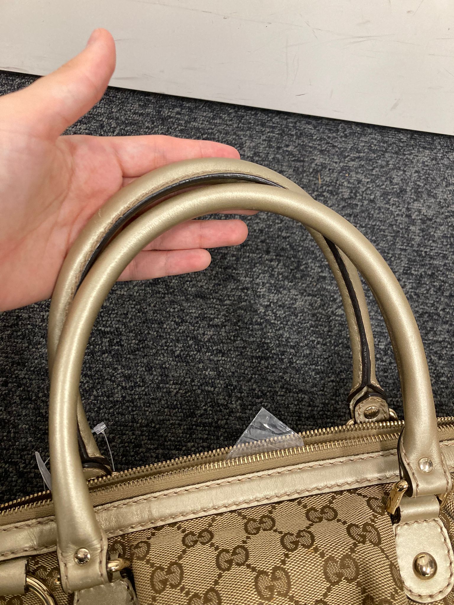 Gucci GG Canvas 2Way Bag en beige y dorado con bandolera