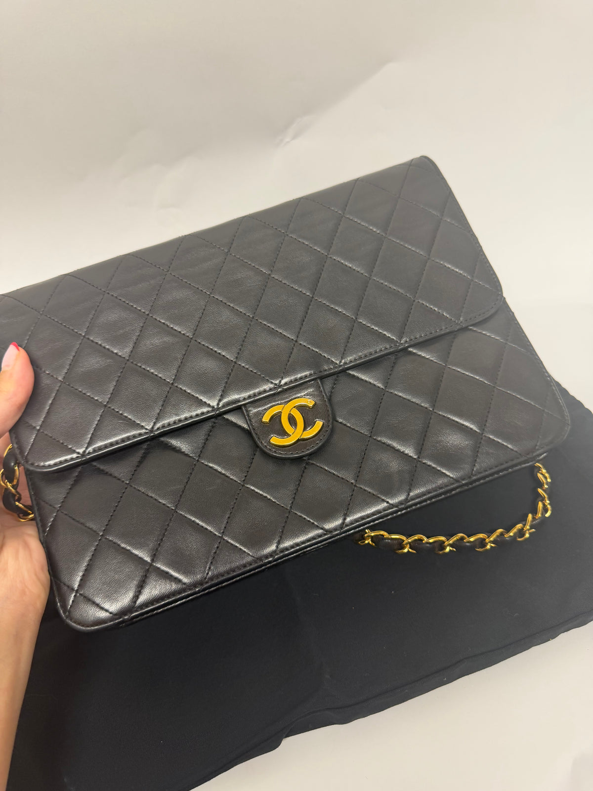 Chanel Classic Single Flap Mediano Piel de Cordero Negra Herrajes Dorados