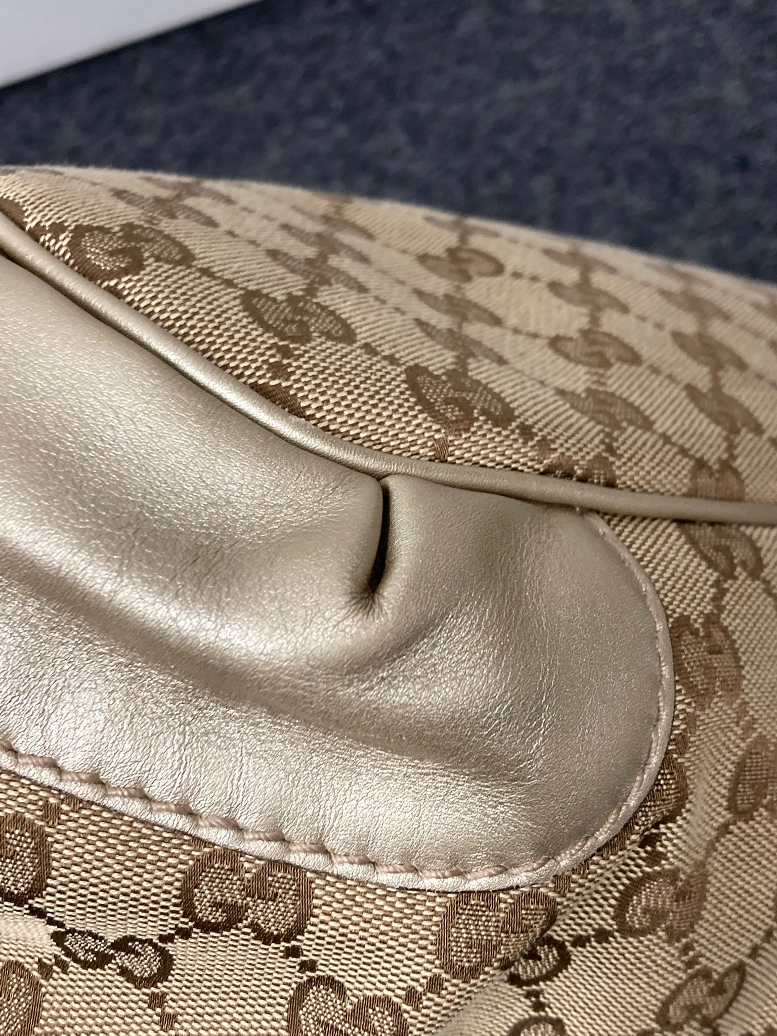 Gucci GG Canvas 2Way Bag en beige y dorado con bandolera