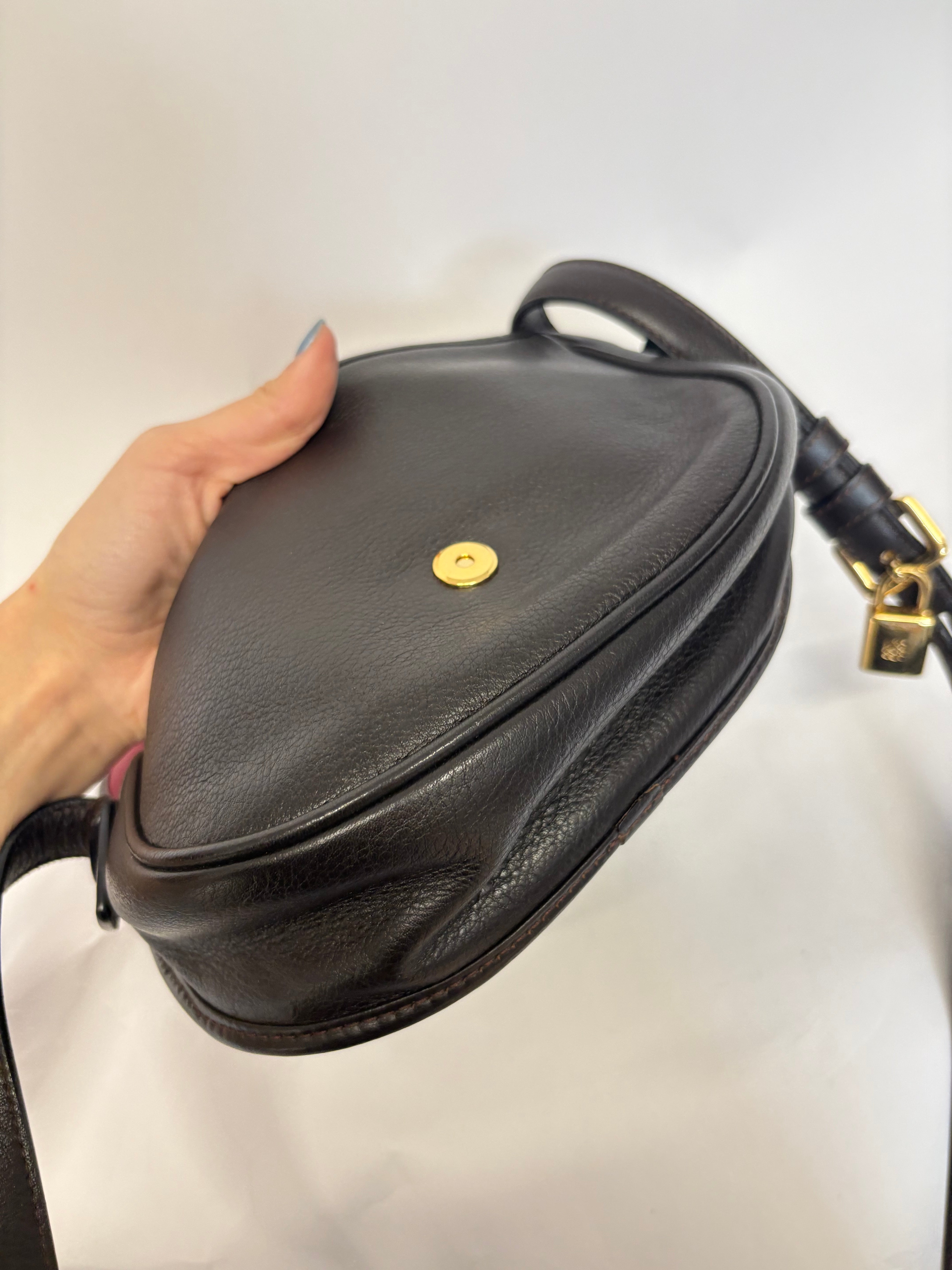 Loewe Heritage Pequeña Marrón – Vintage Crossbody Bag
