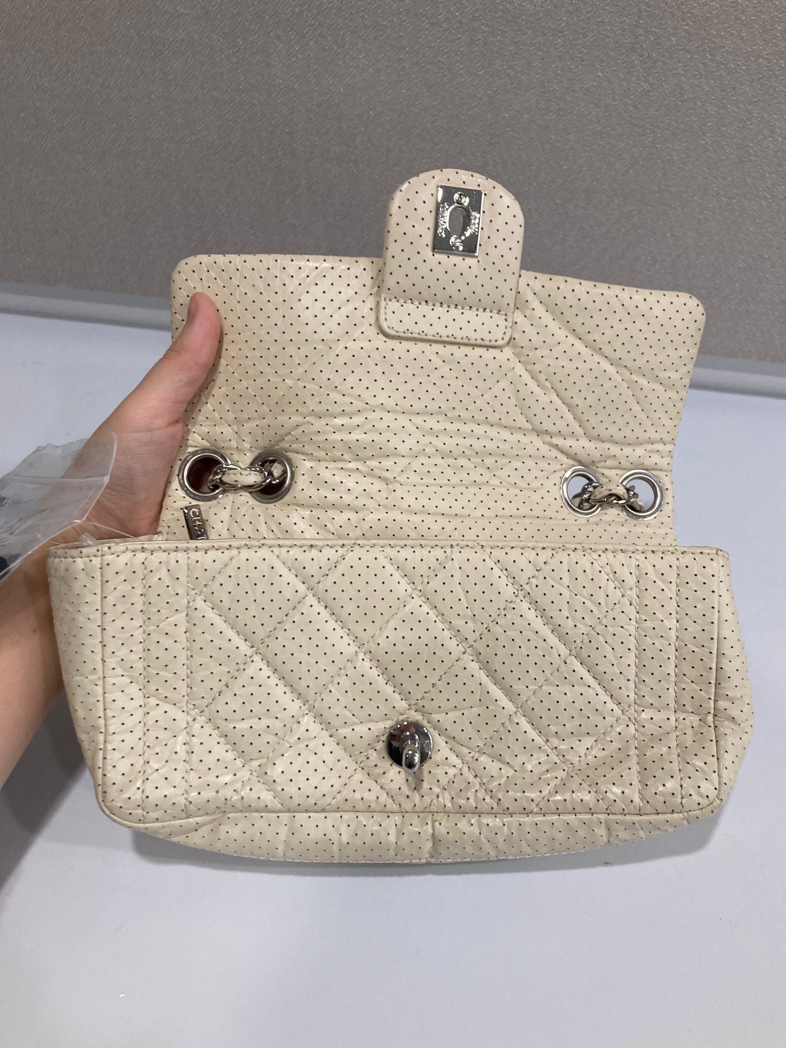 Chanel one flap acolchado perforado blanco roto