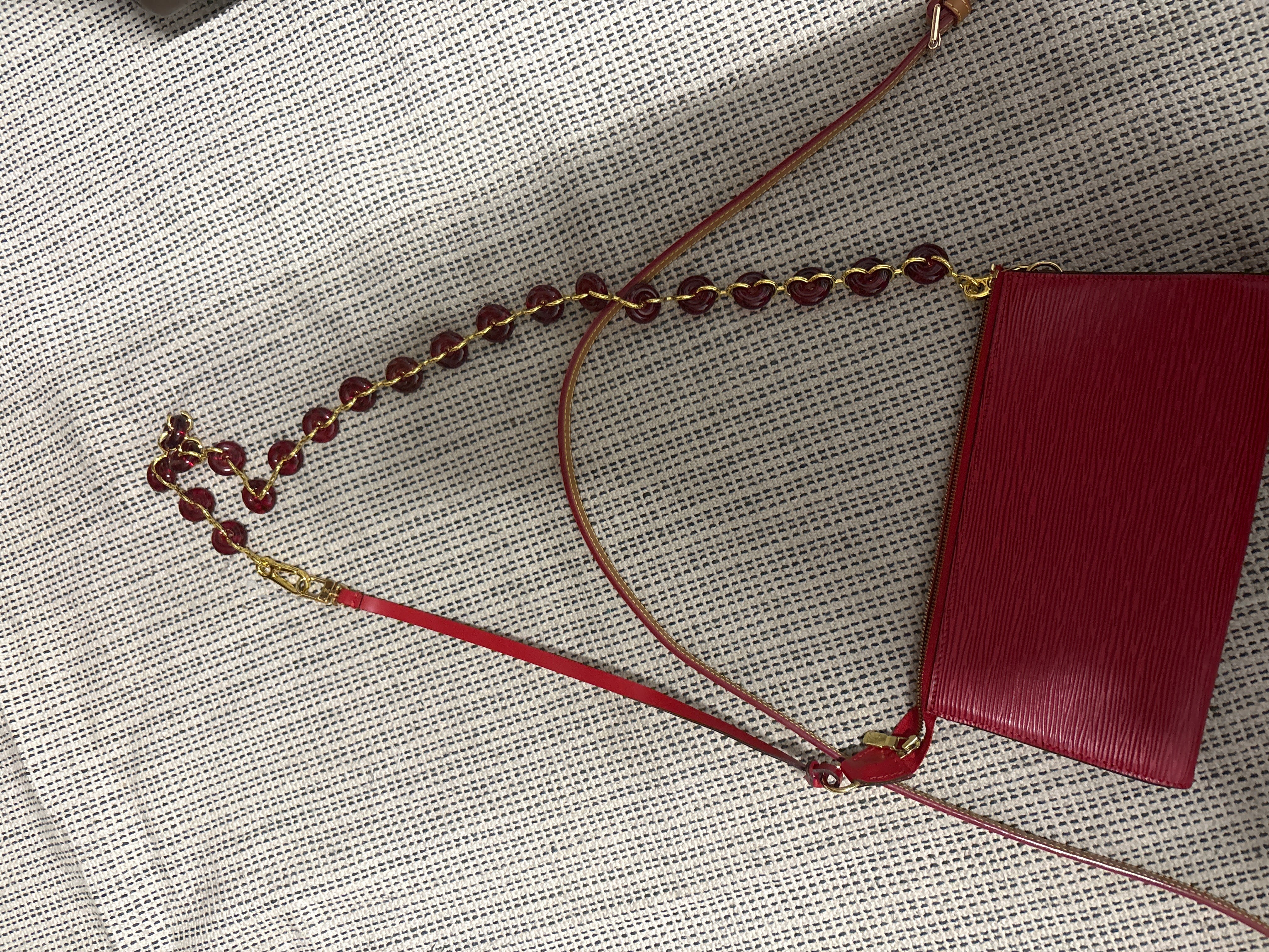 Louis Vuitton Pochette Accessoires Epi Roja con 2 bandoleras extra