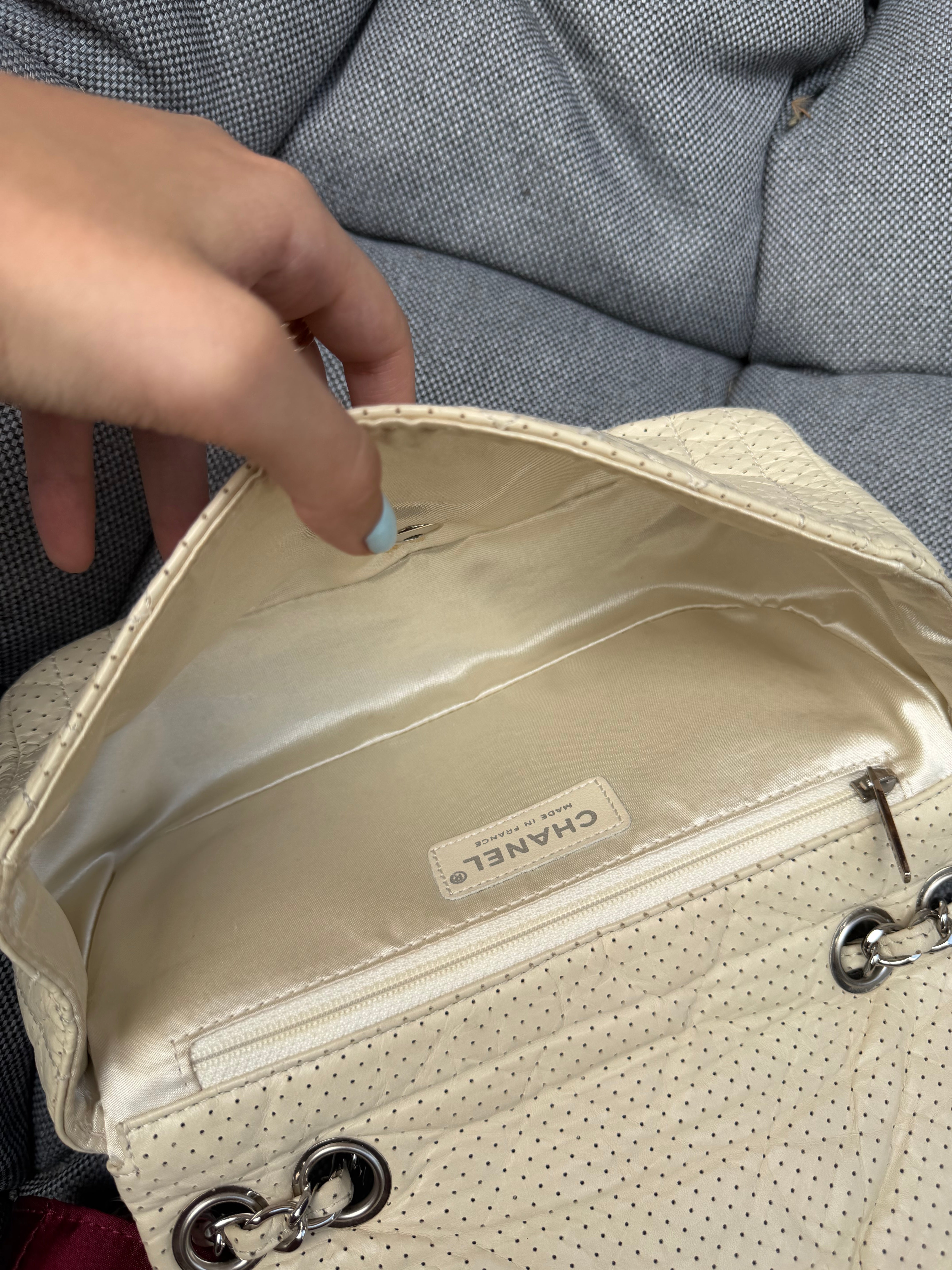 Chanel One Flap Small · Piel Perforada Marfil · Herrajes Plata