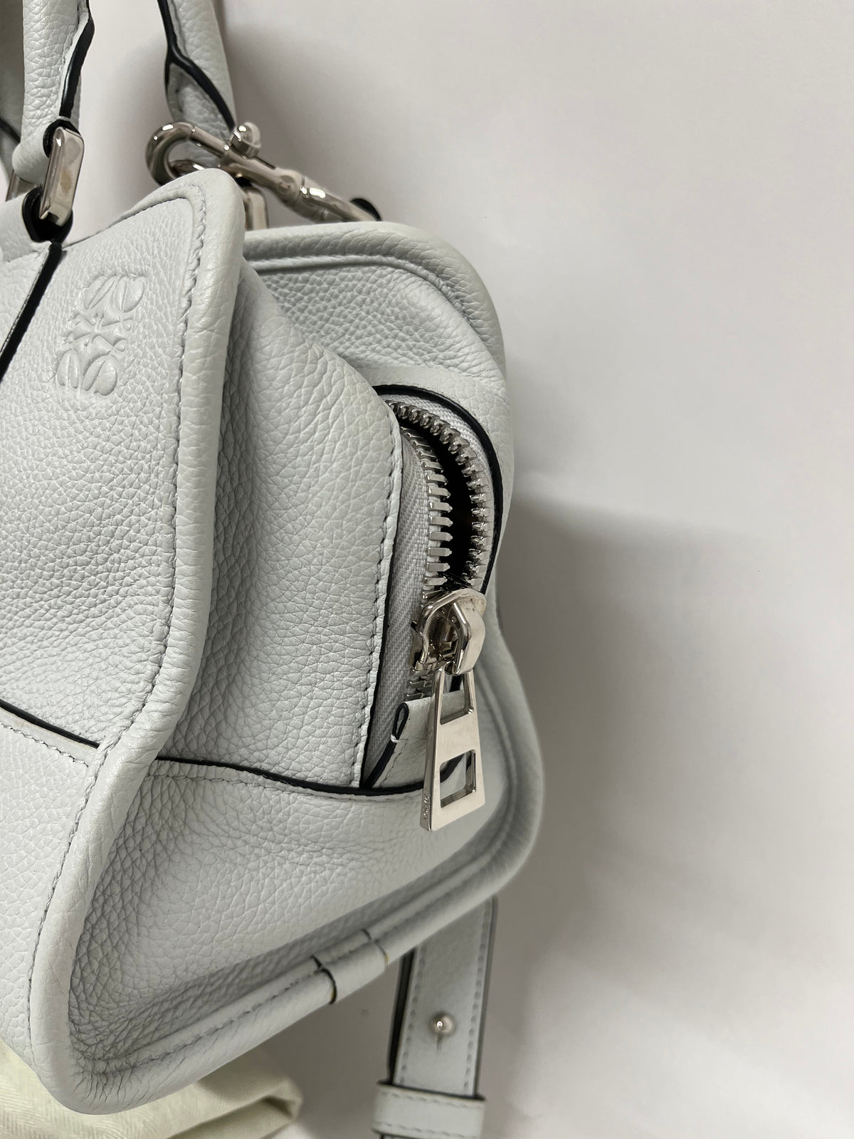 Loewe Amazona 28 Piel Blanca con Bandolera
