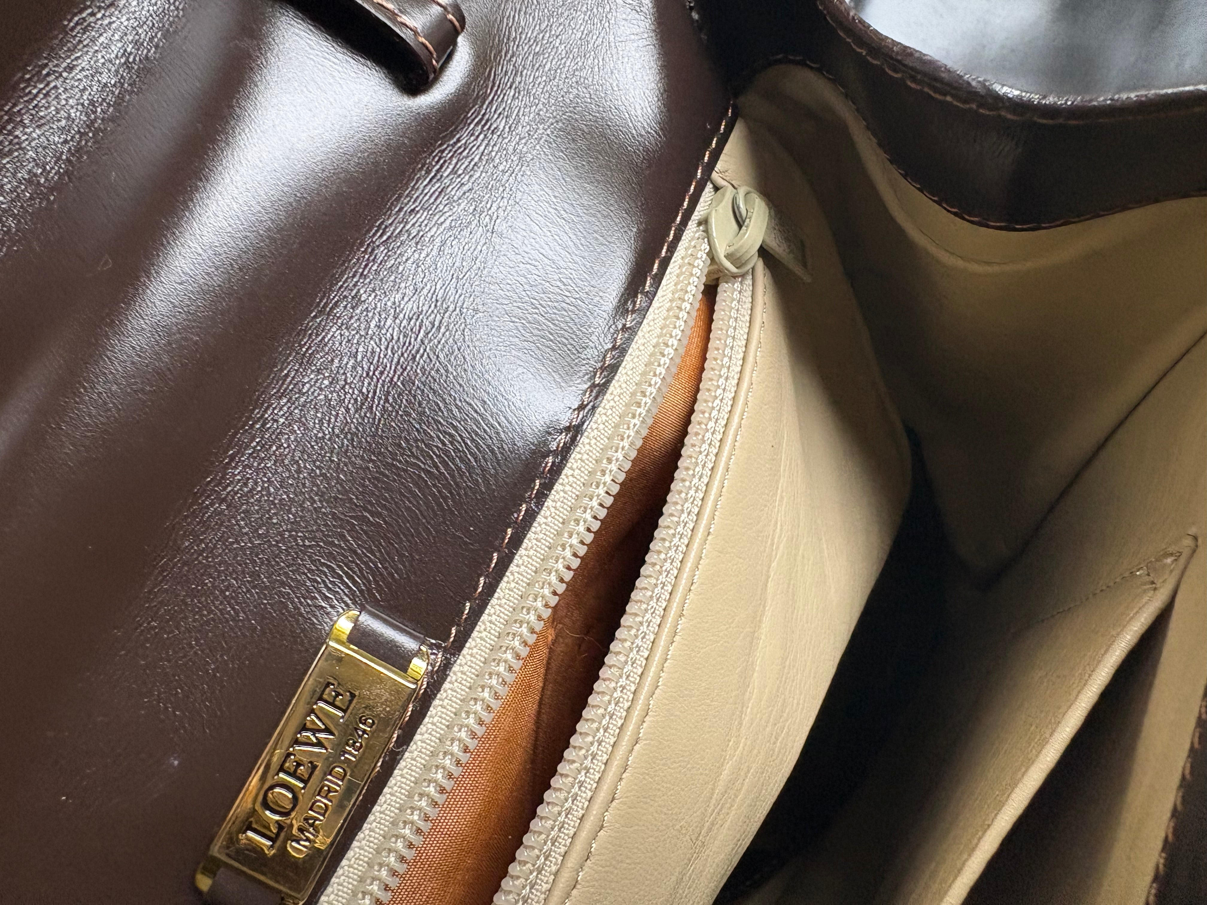 Bolso vintage Loewe de piel marrón oscuro con asa rígida y bandolera