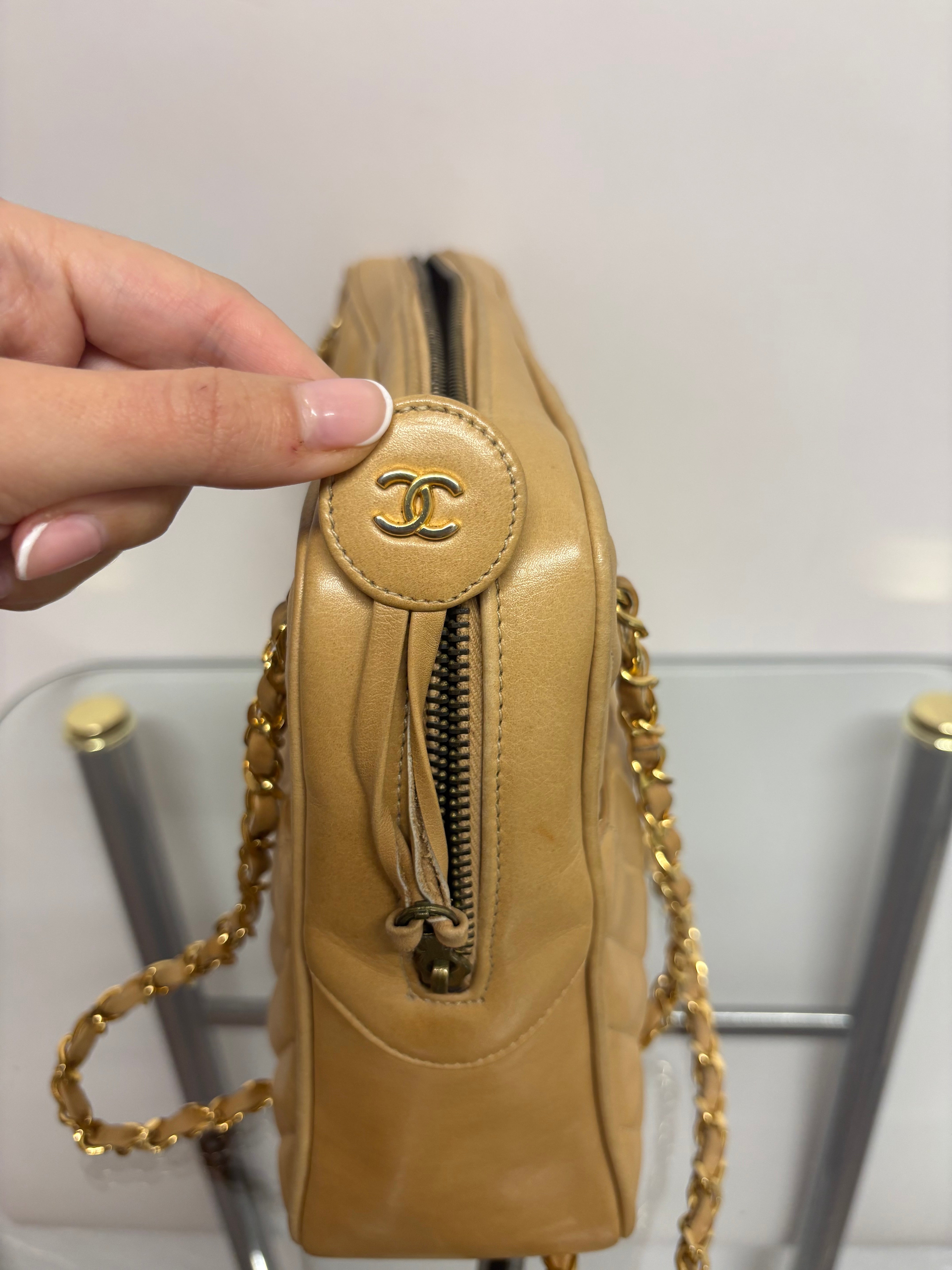 CHANEL V-Stitch Shoulder Bag Piel beige acolchada Chevron