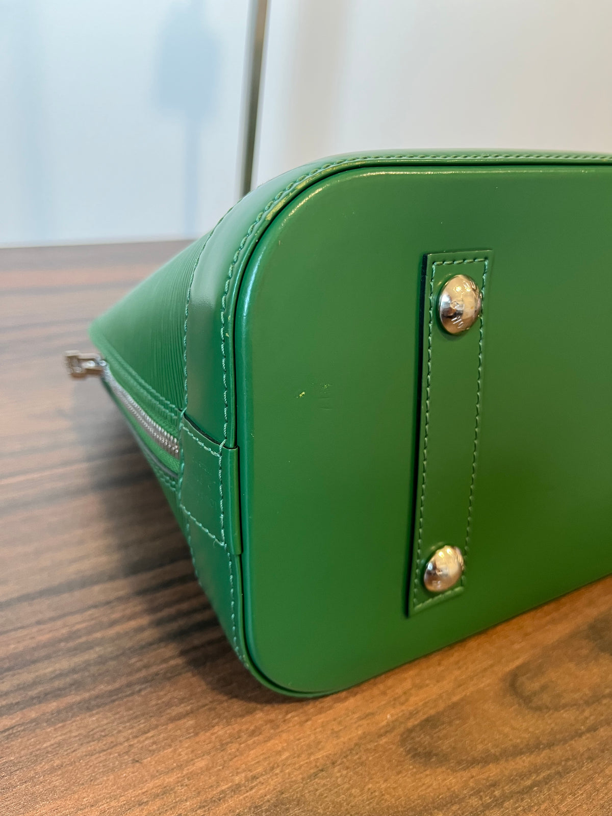 Louis Vuitton Alma PM Piel Epi Verde · Herrajes Plata · con Candado y Clochette
