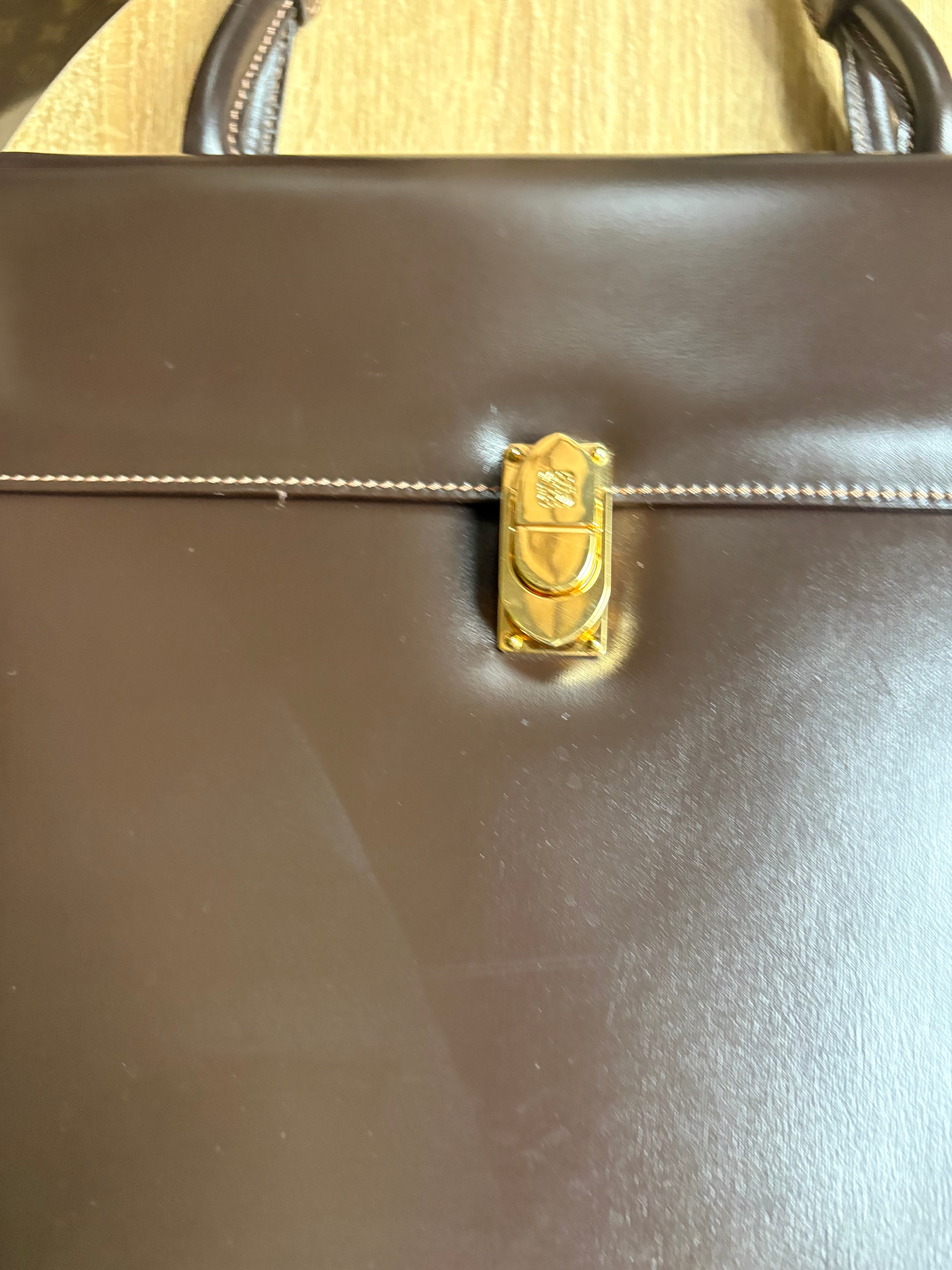 Bolso vintage Loewe de piel marrón oscuro con asa rígida y bandolera