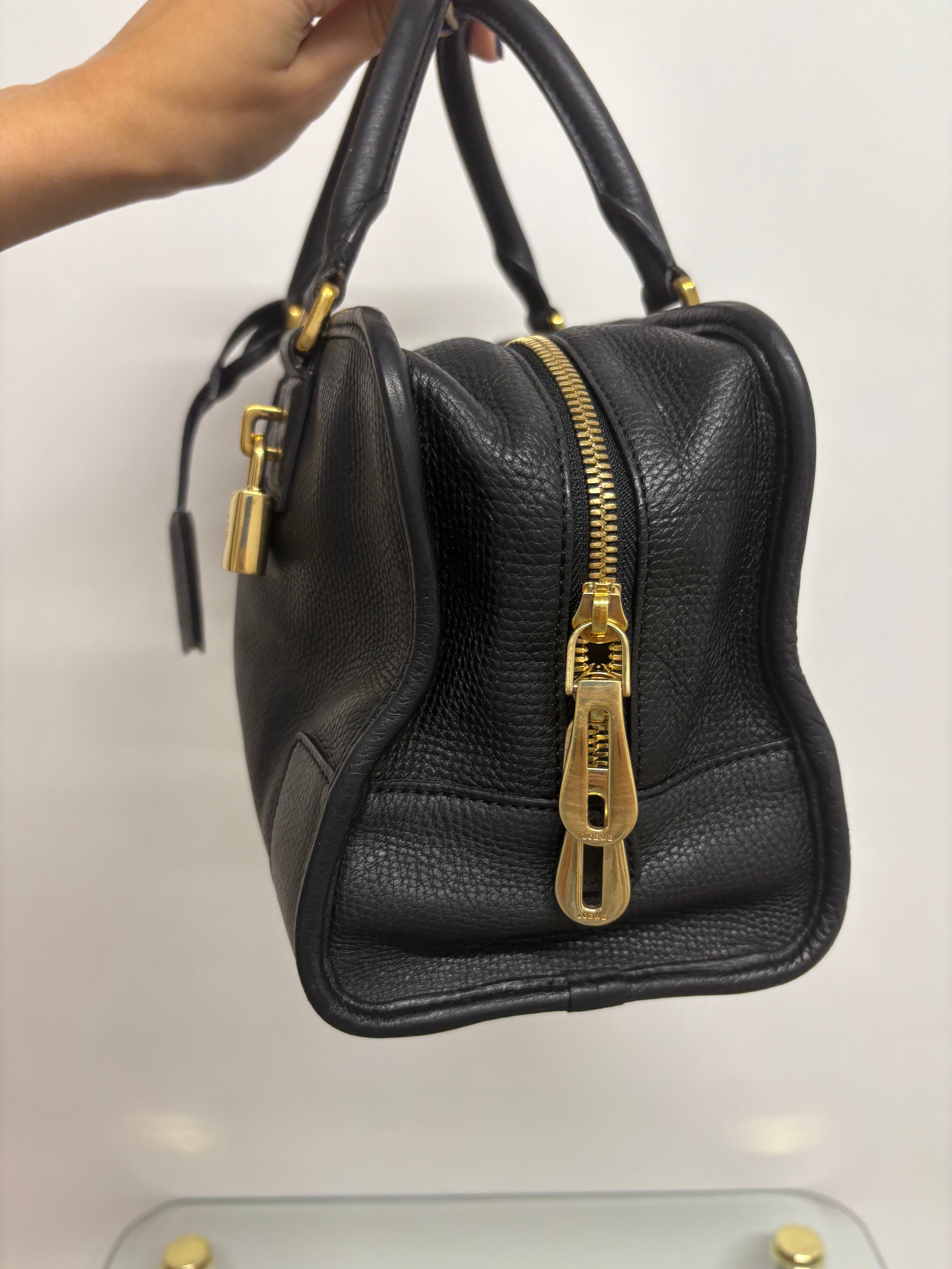 Loewe amazona 30 piel granulada negra
