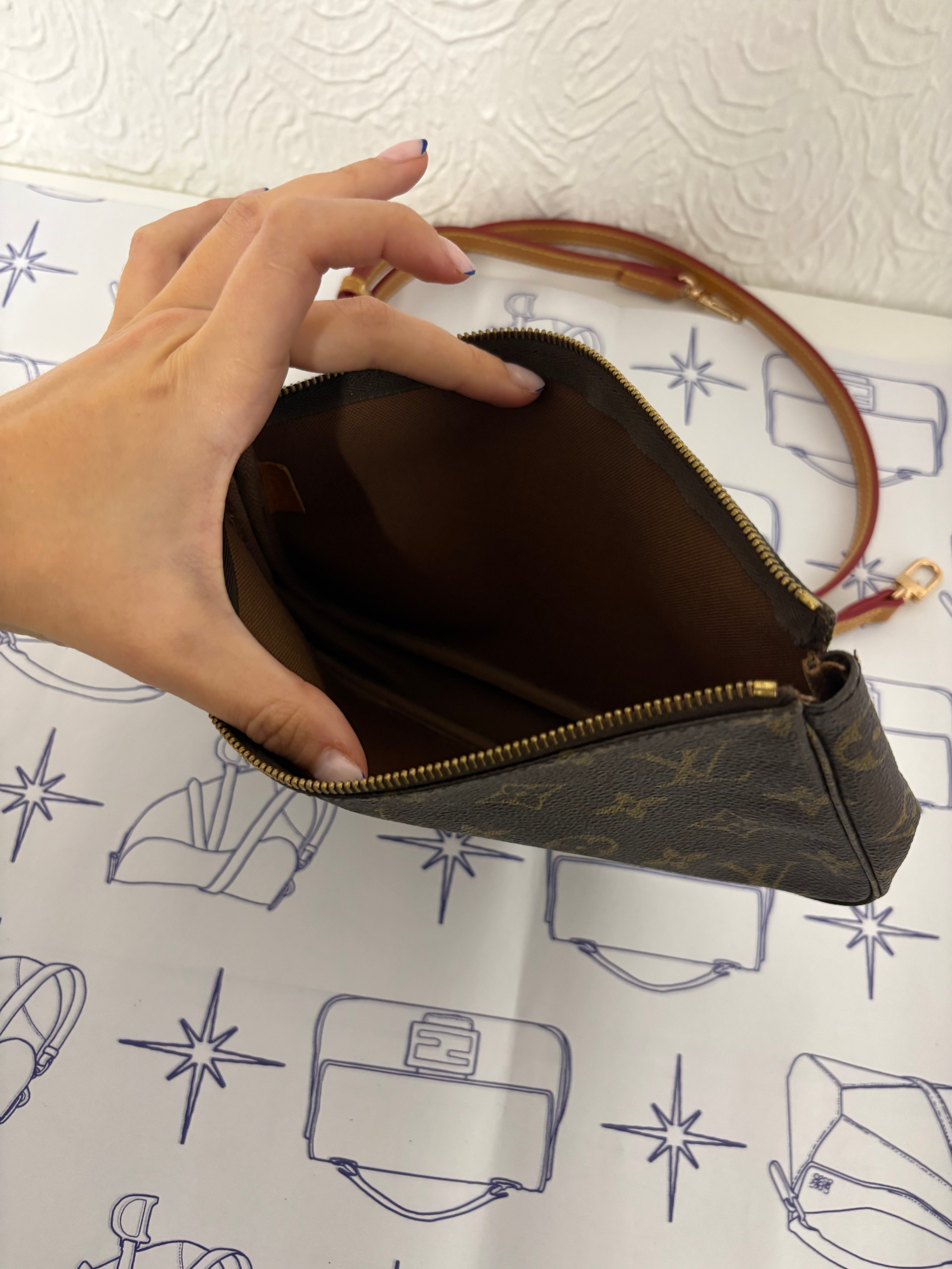 Louis Vuitton Pochette Accessoires con bandolera extra