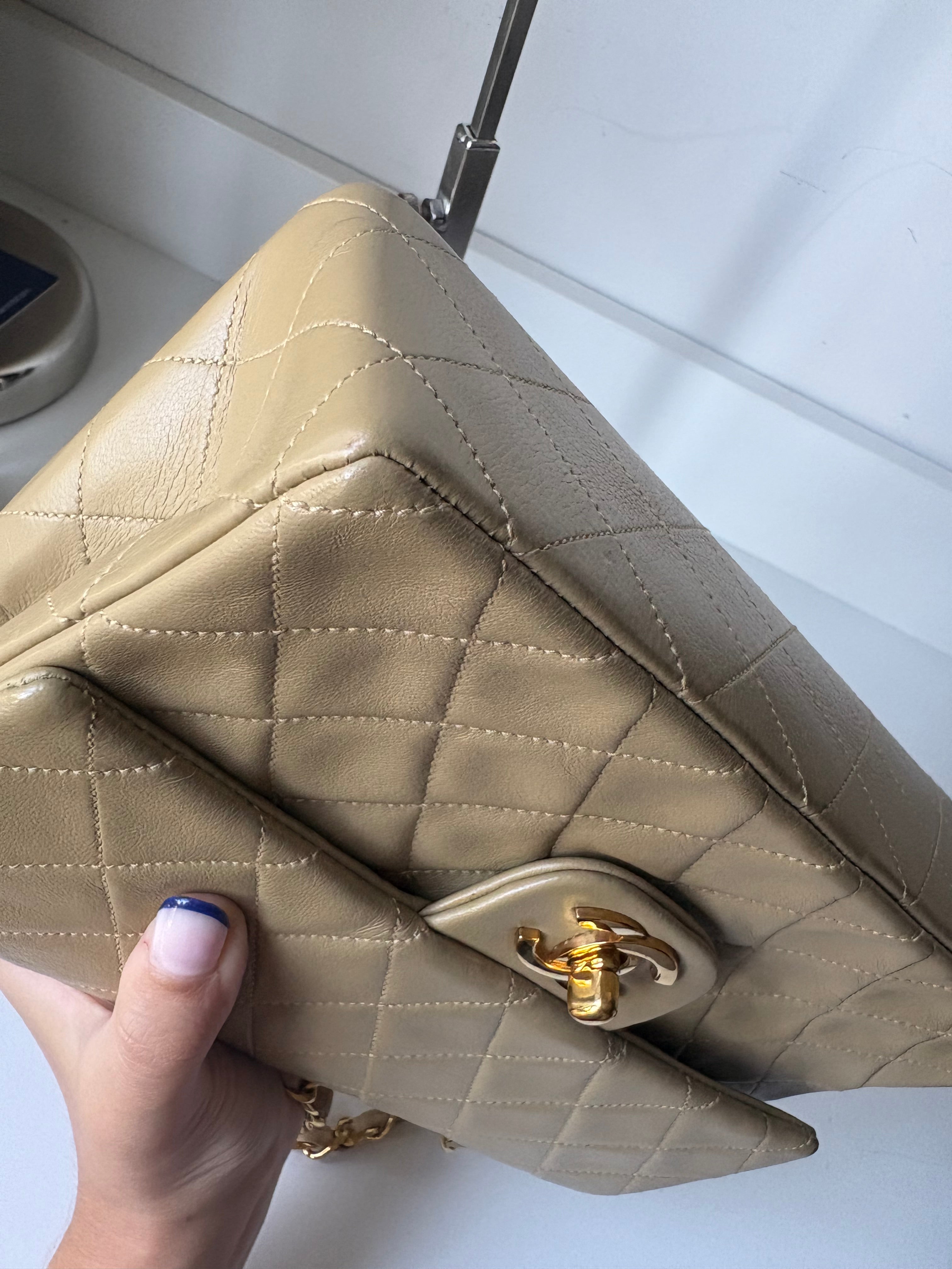 Chanel Timeless Double Flap 22 Beige en piel de cordero