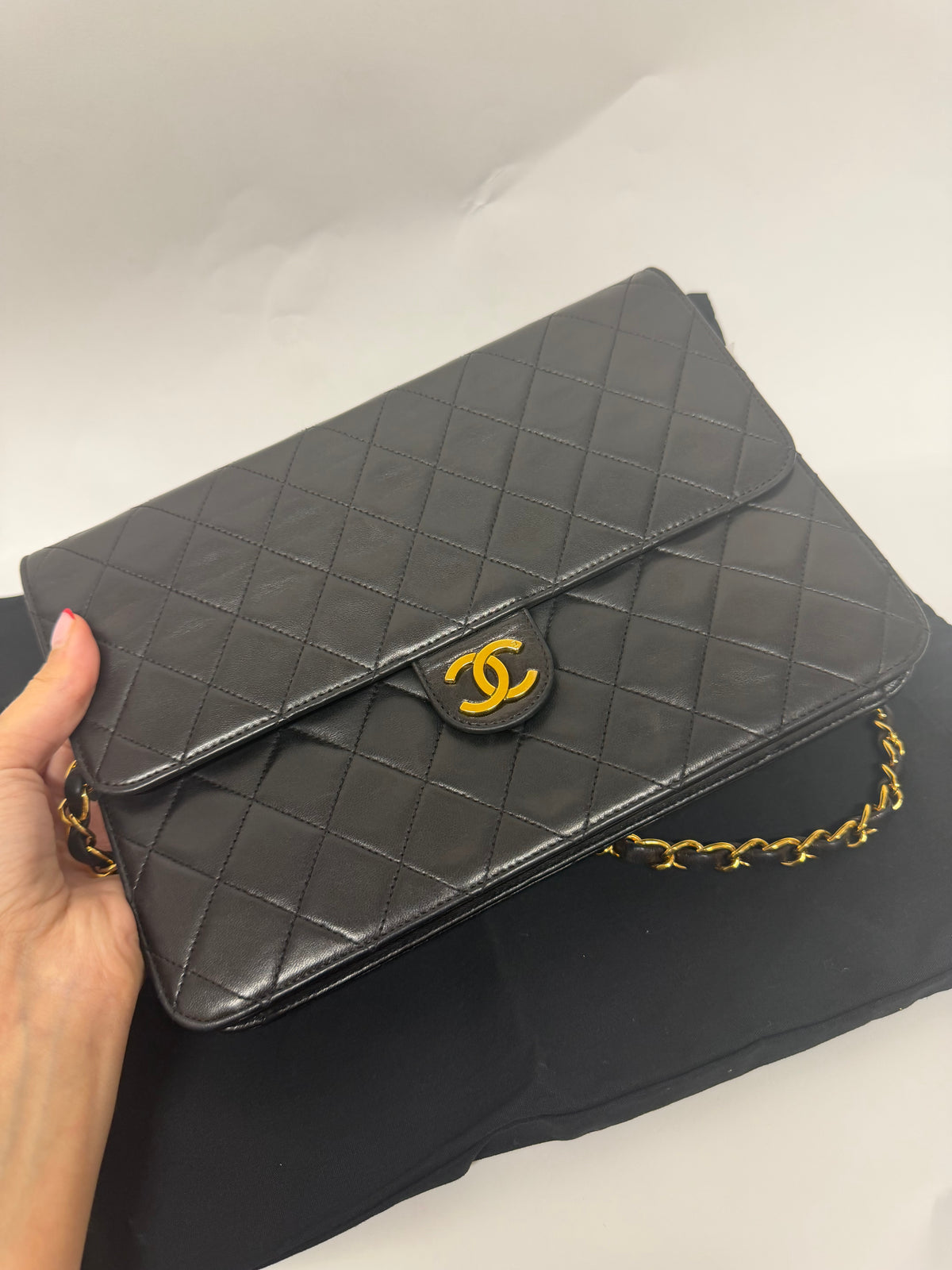 Chanel Classic Single Flap Mediano Piel de Cordero Negra Herrajes Dorados