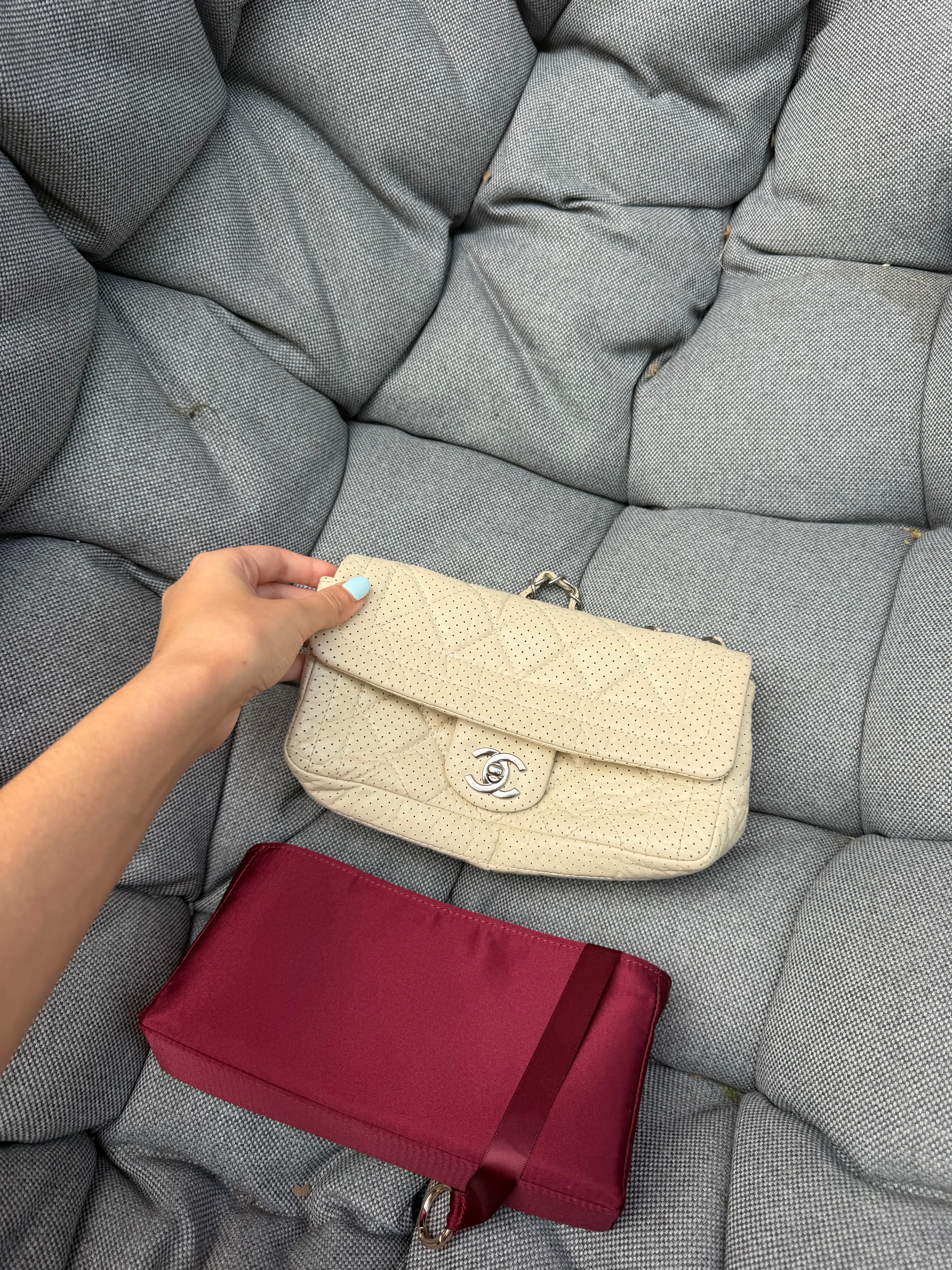Chanel One Flap Small · Piel Perforada Marfil · Herrajes Plata