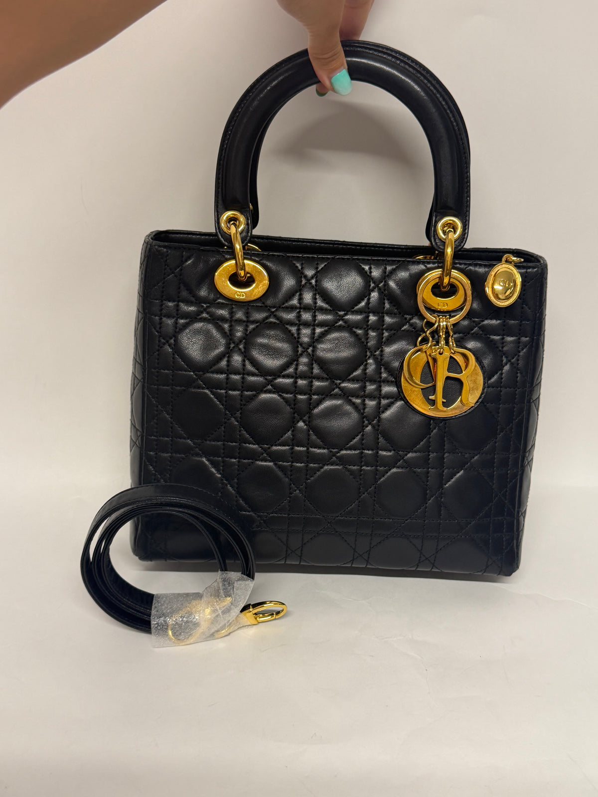 Dior Lady Dior Medium Piel Cordero Negra Cannage con bandolera