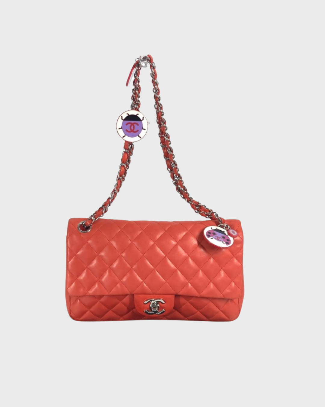 Chanel Single Flap Rojo en Cuero con Broche Plateado y Charms Exclusivos