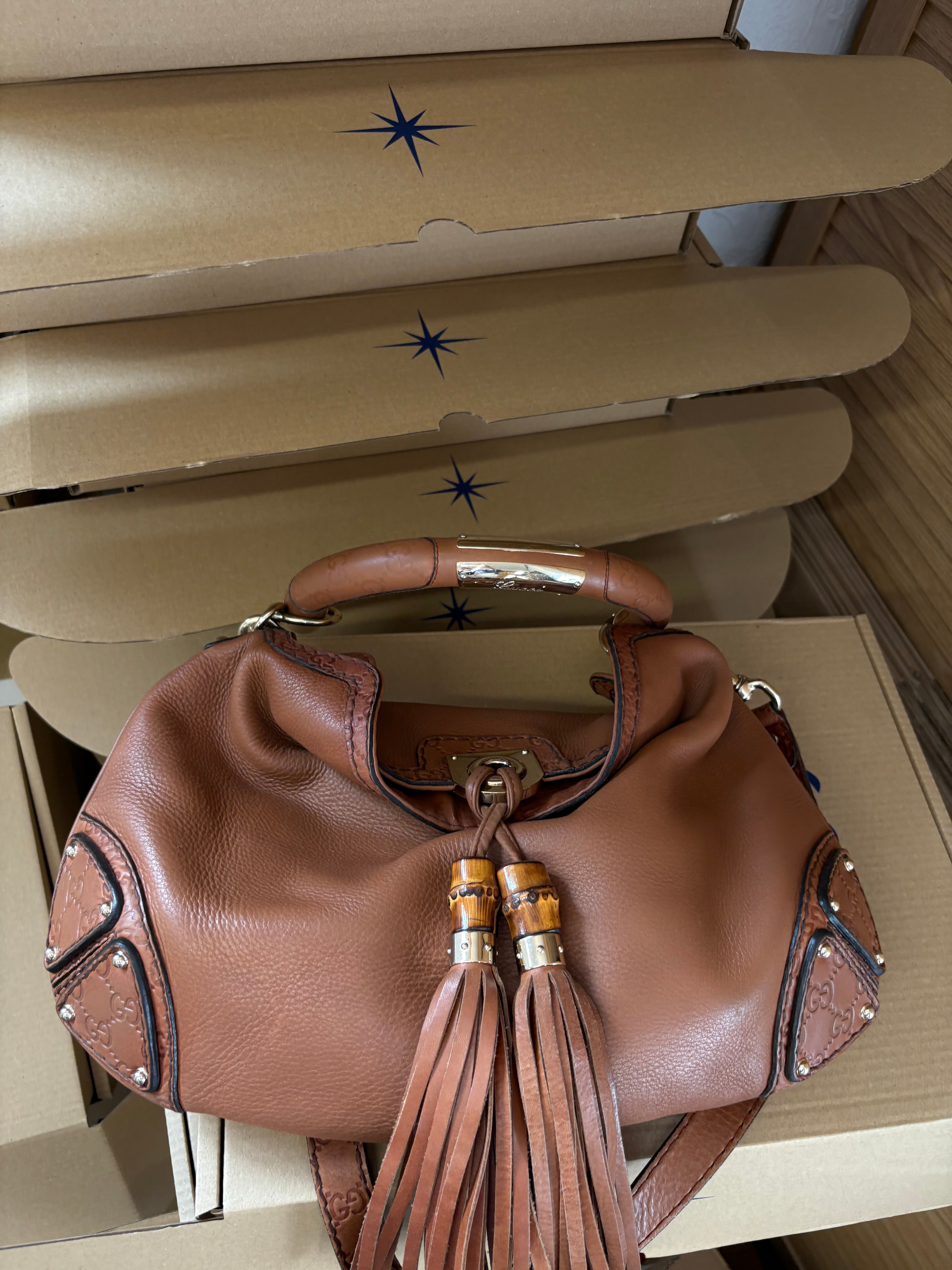 Bolso Gucci Indy Large en Piel Camel con bandolera · Asa Bamboo y Flecos