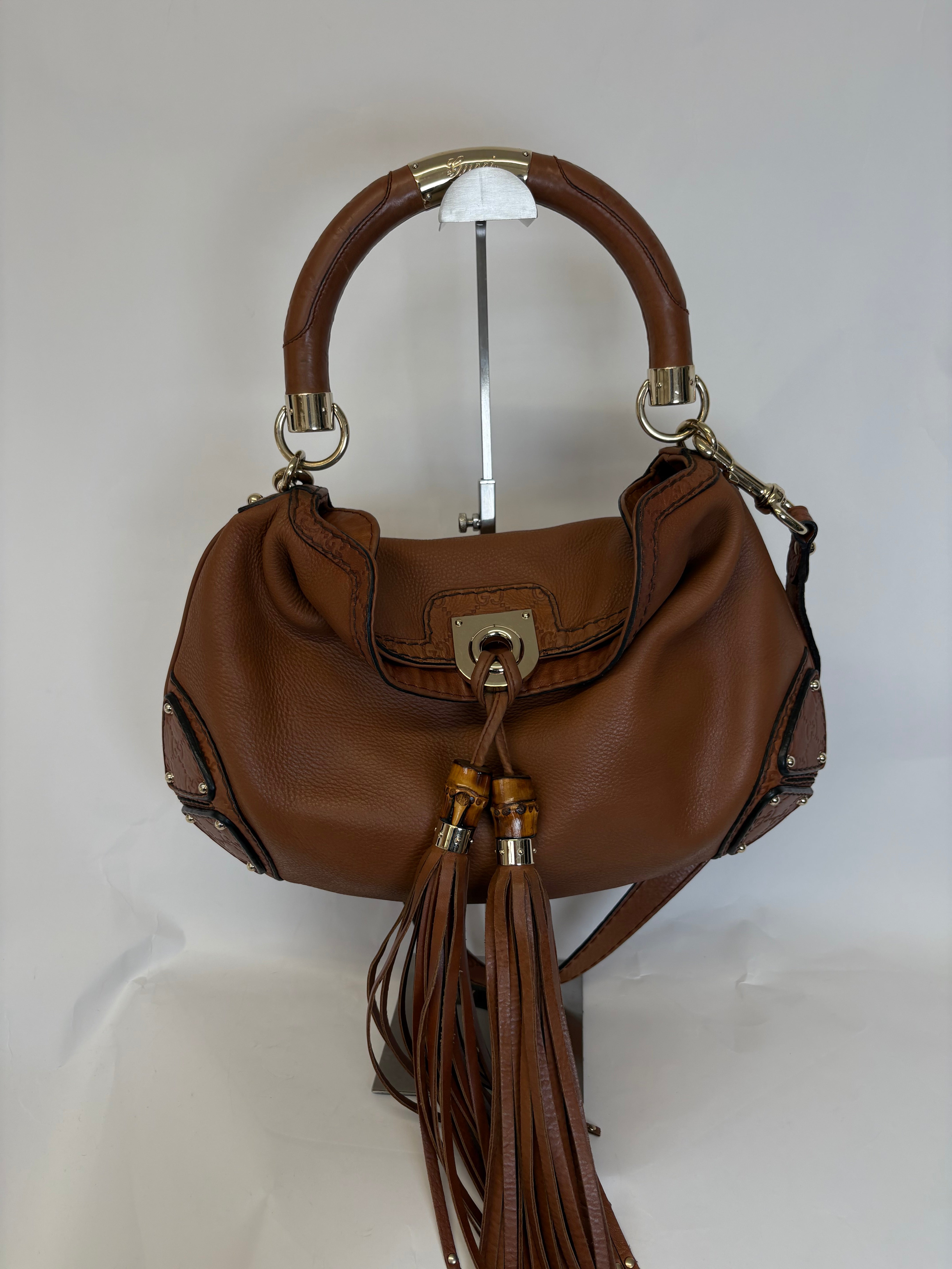 Bolso Gucci Indy Large en Piel Camel con bandolera · Asa Bamboo y Flecos