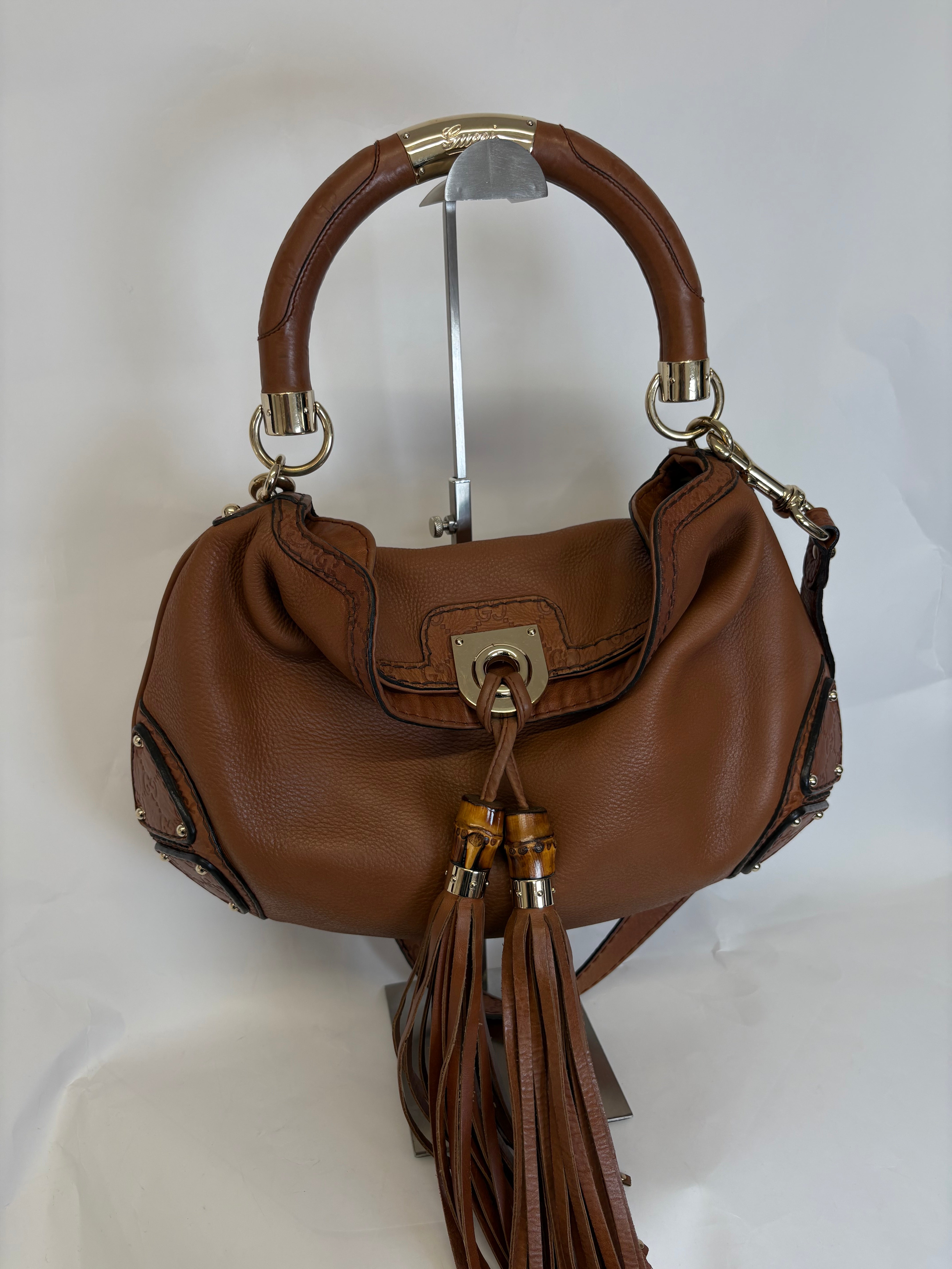 Bolso Gucci Indy Large en Piel Camel con bandolera · Asa Bamboo y Flecos