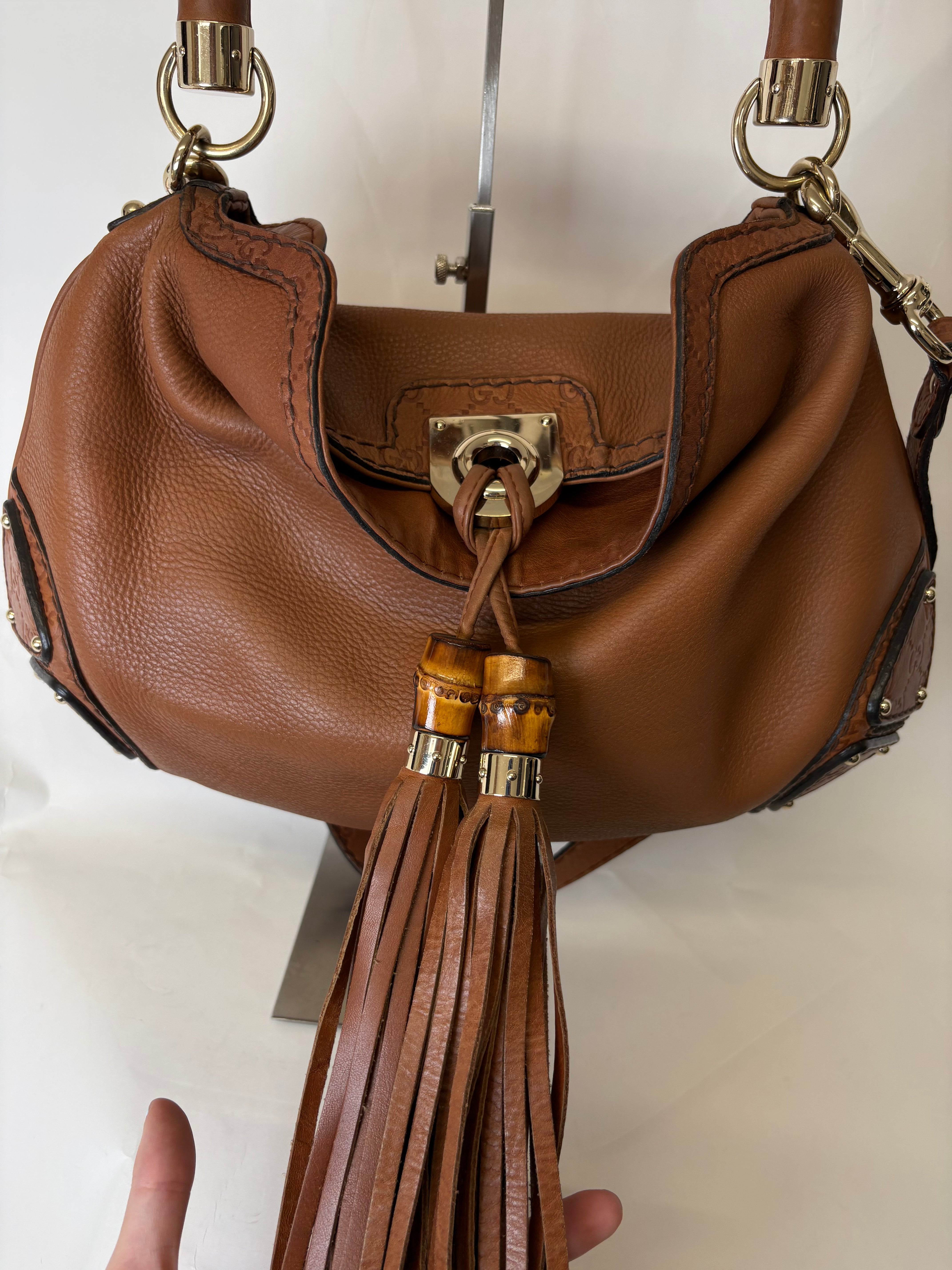 Bolso Gucci Indy Large en Piel Camel con bandolera · Asa Bamboo y Flecos