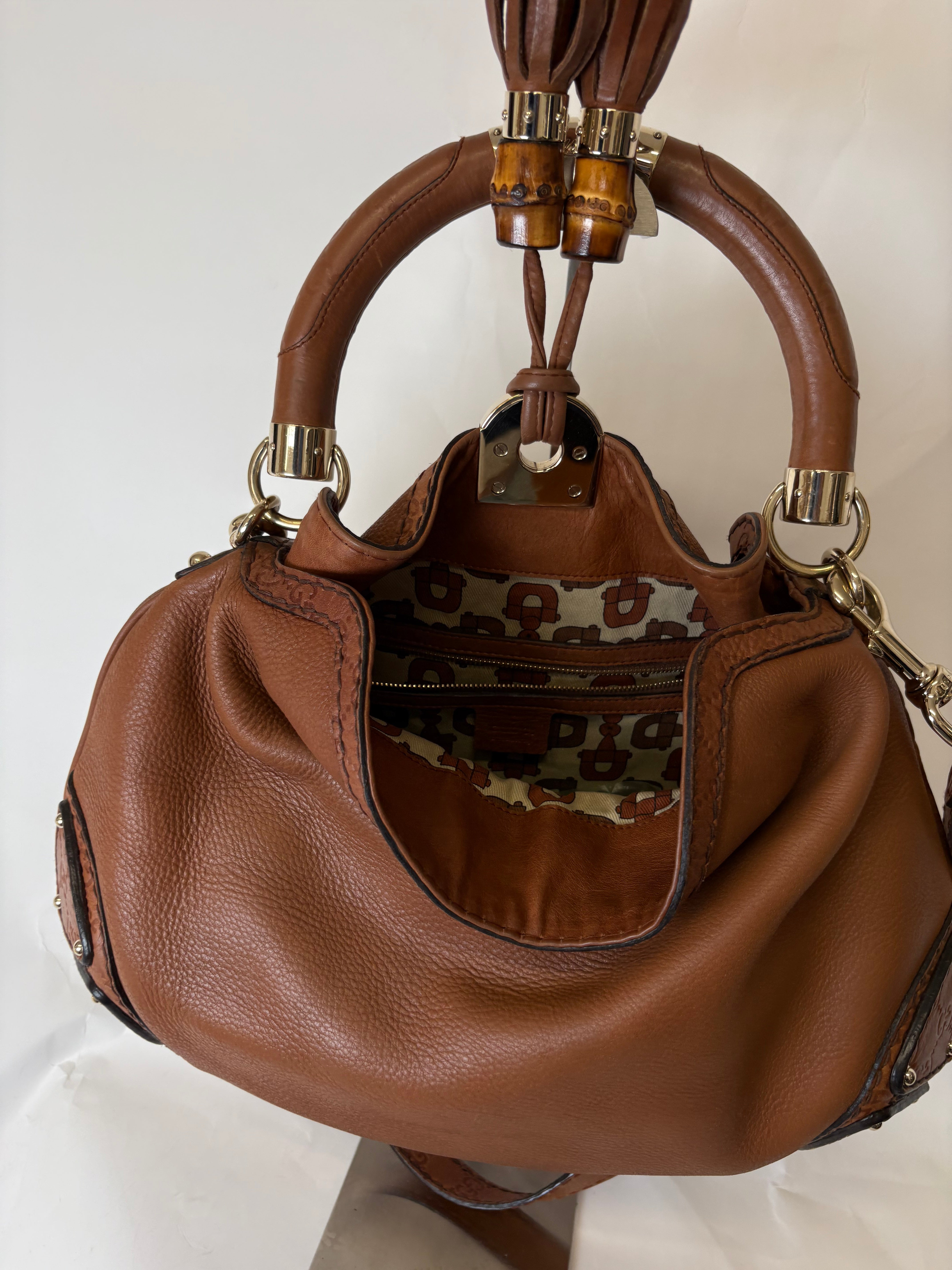 Bolso Gucci Indy Large en Piel Camel con bandolera · Asa Bamboo y Flecos