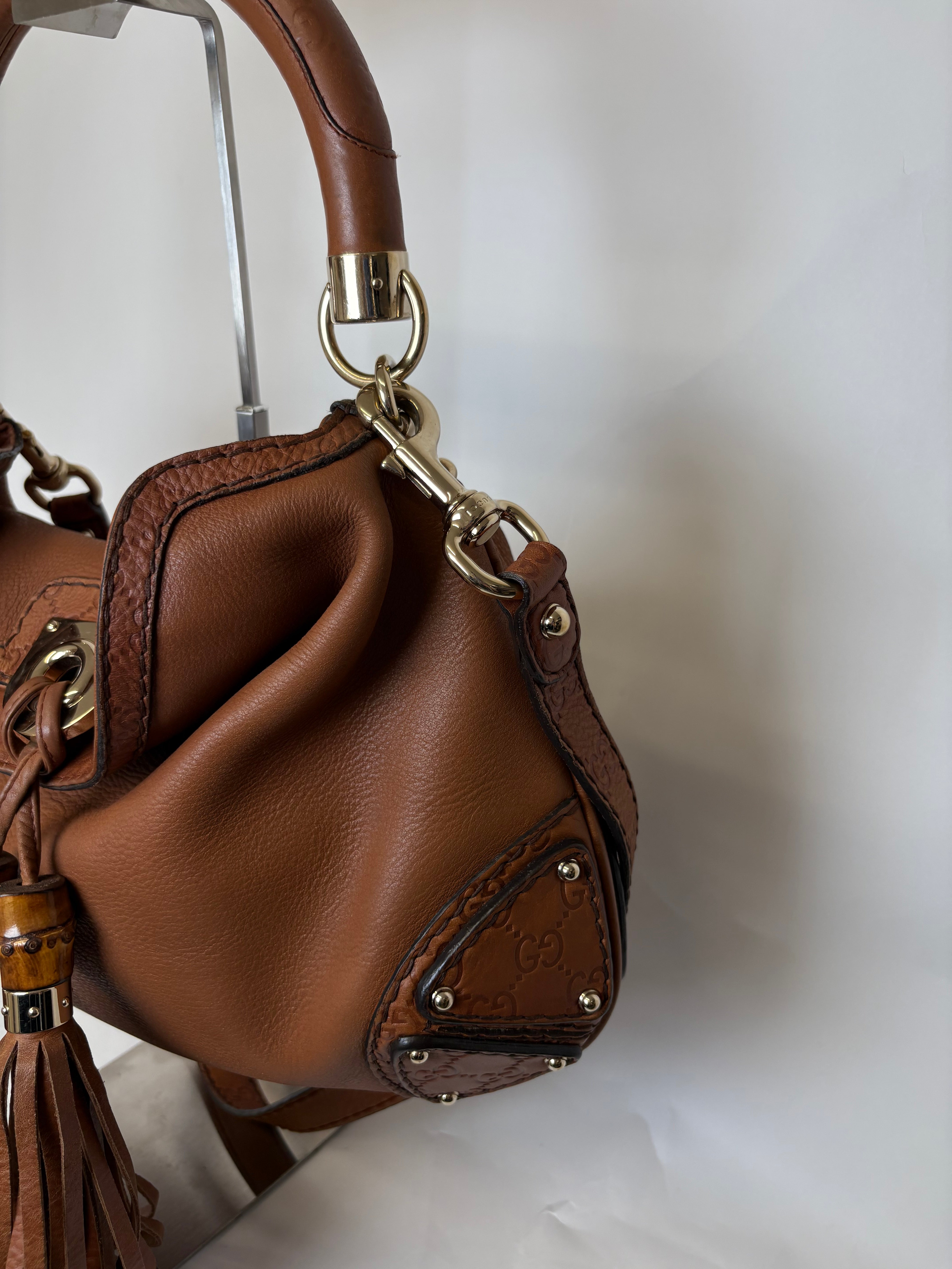 Bolso Gucci Indy Large en Piel Camel con bandolera · Asa Bamboo y Flecos