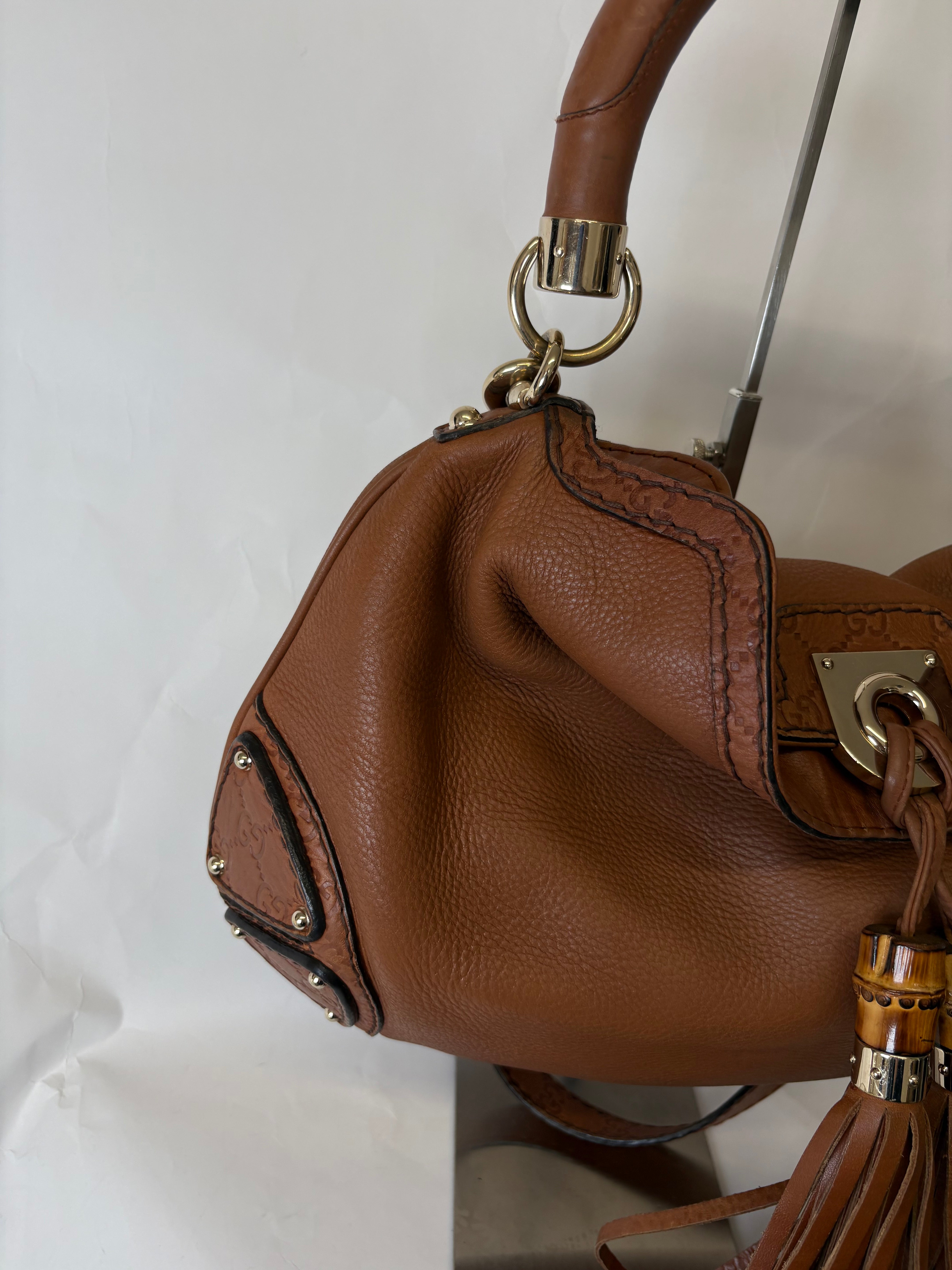 Bolso Gucci Indy Large en Piel Camel con bandolera · Asa Bamboo y Flecos