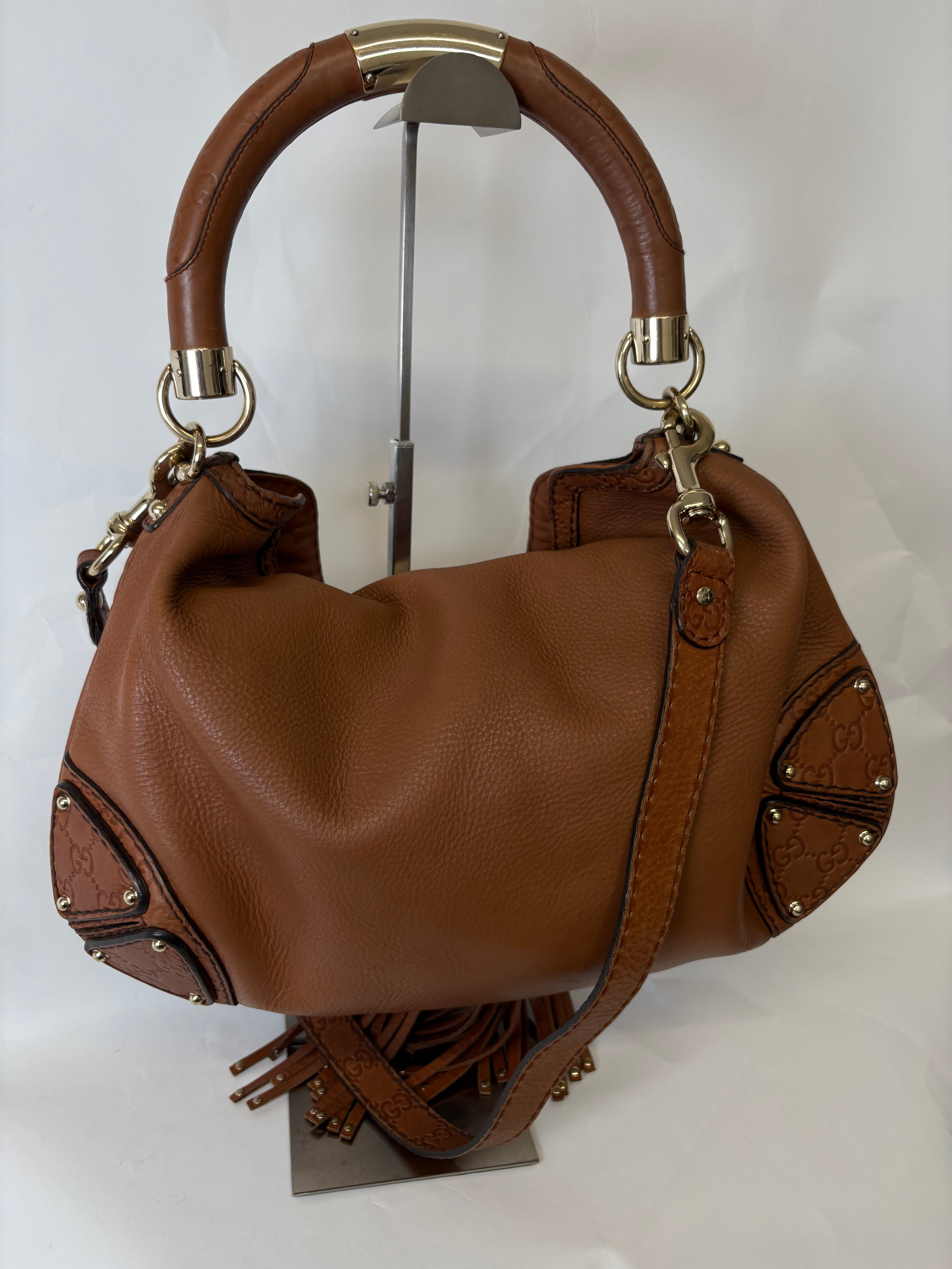 Bolso Gucci Indy Large en Piel Camel con bandolera · Asa Bamboo y Flecos