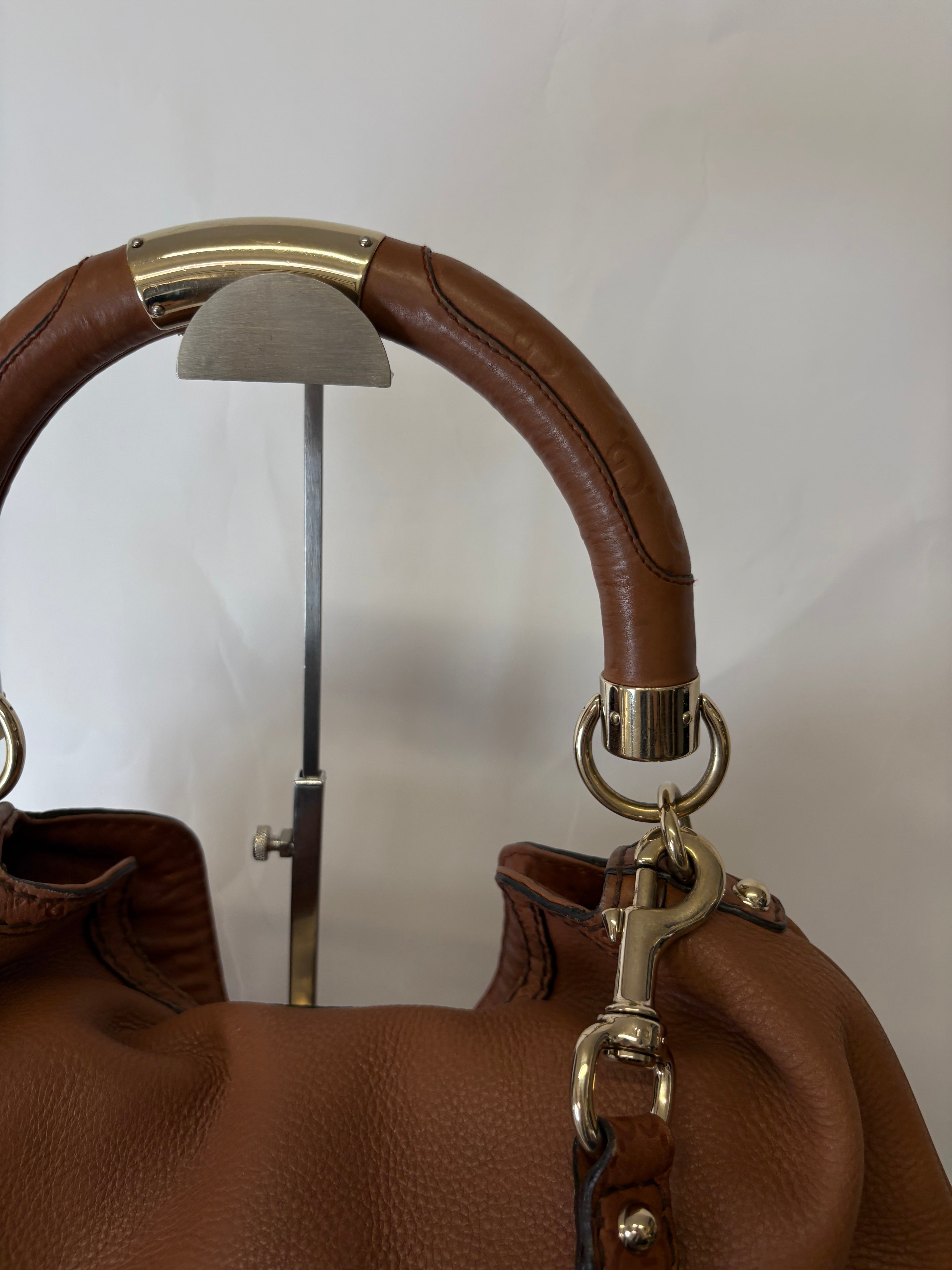 Bolso Gucci Indy Large en Piel Camel con bandolera · Asa Bamboo y Flecos