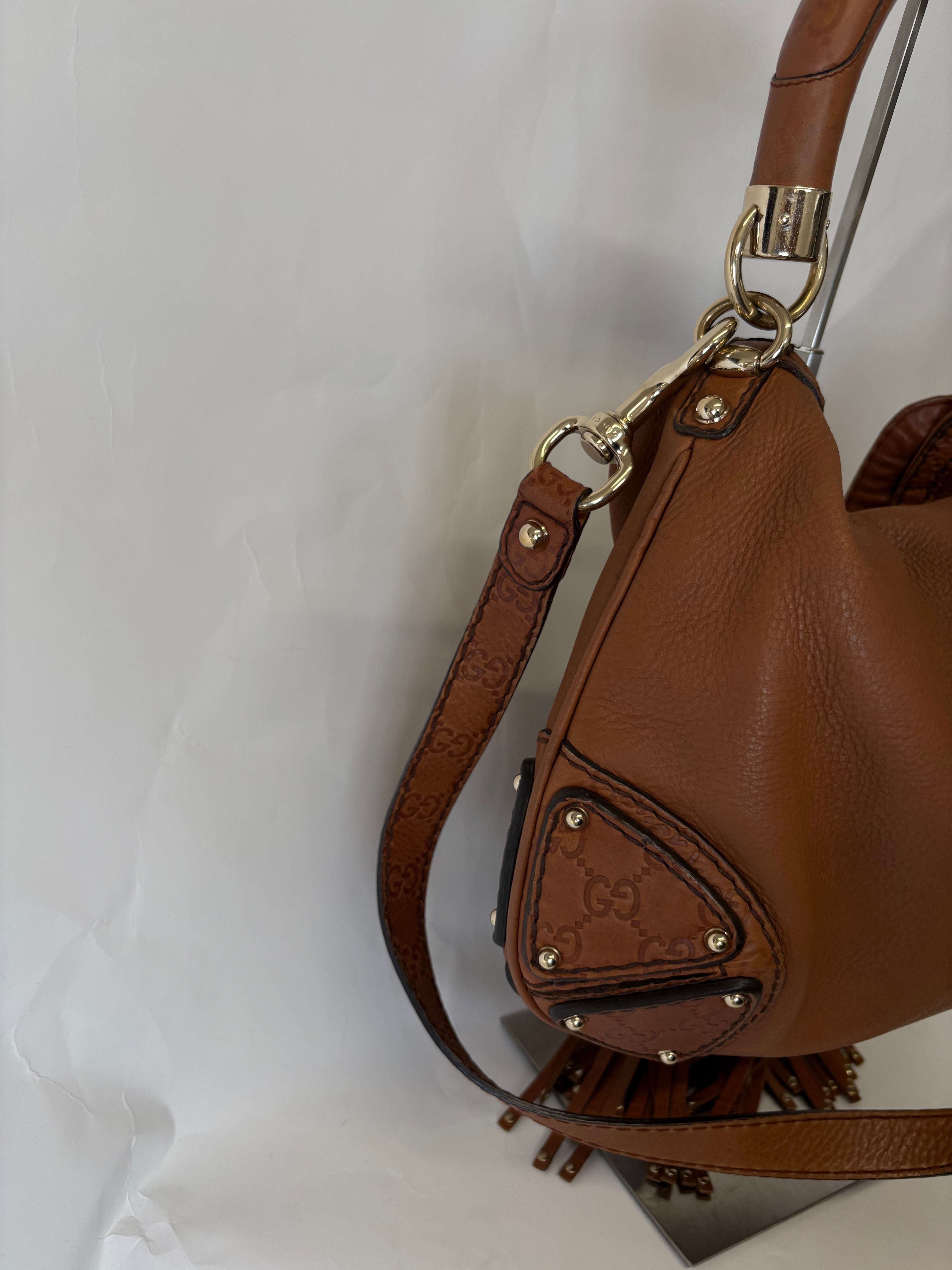 Bolso Gucci Indy Large en Piel Camel con bandolera · Asa Bamboo y Flecos