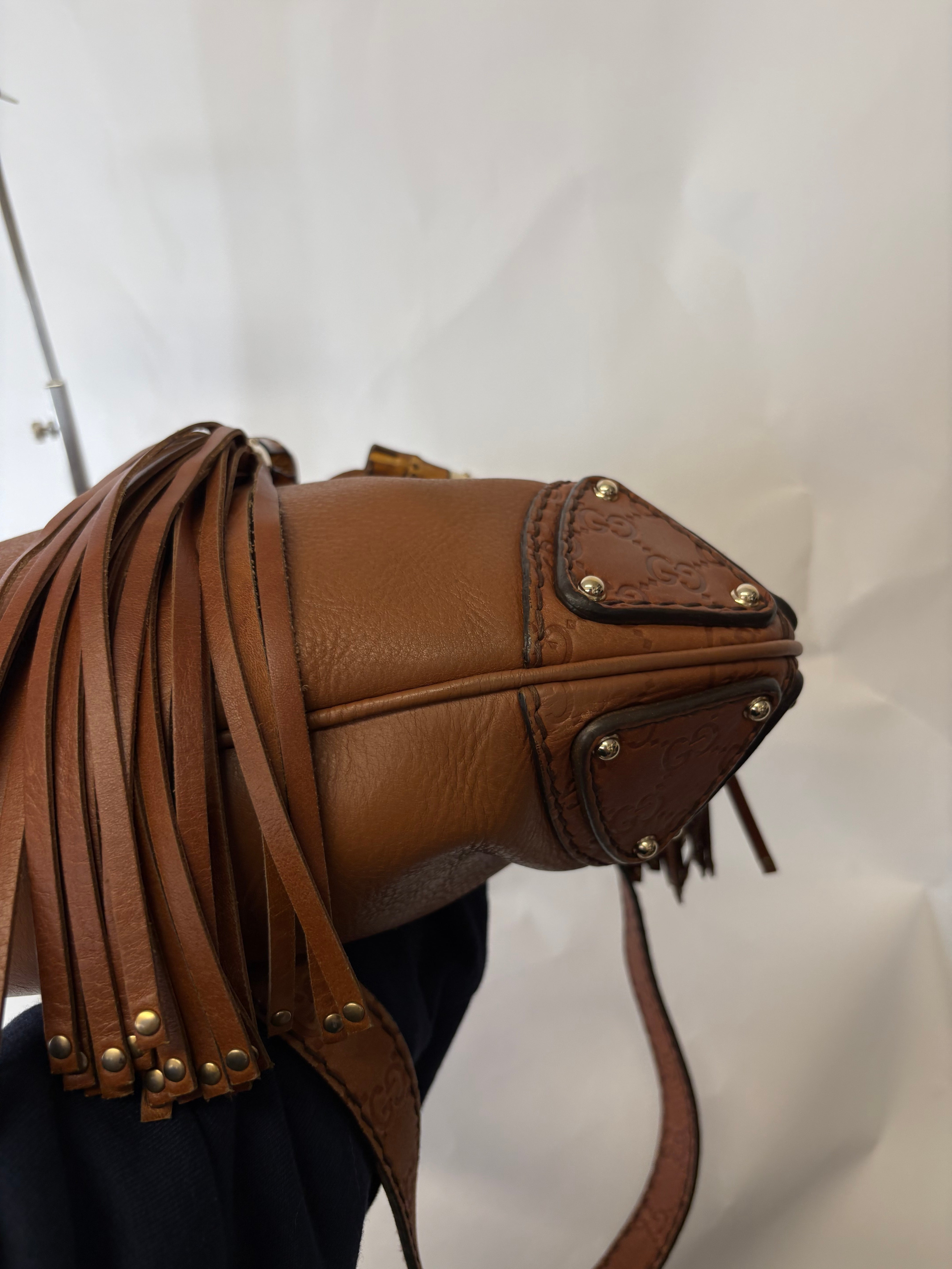 Bolso Gucci Indy Large en Piel Camel con bandolera · Asa Bamboo y Flecos