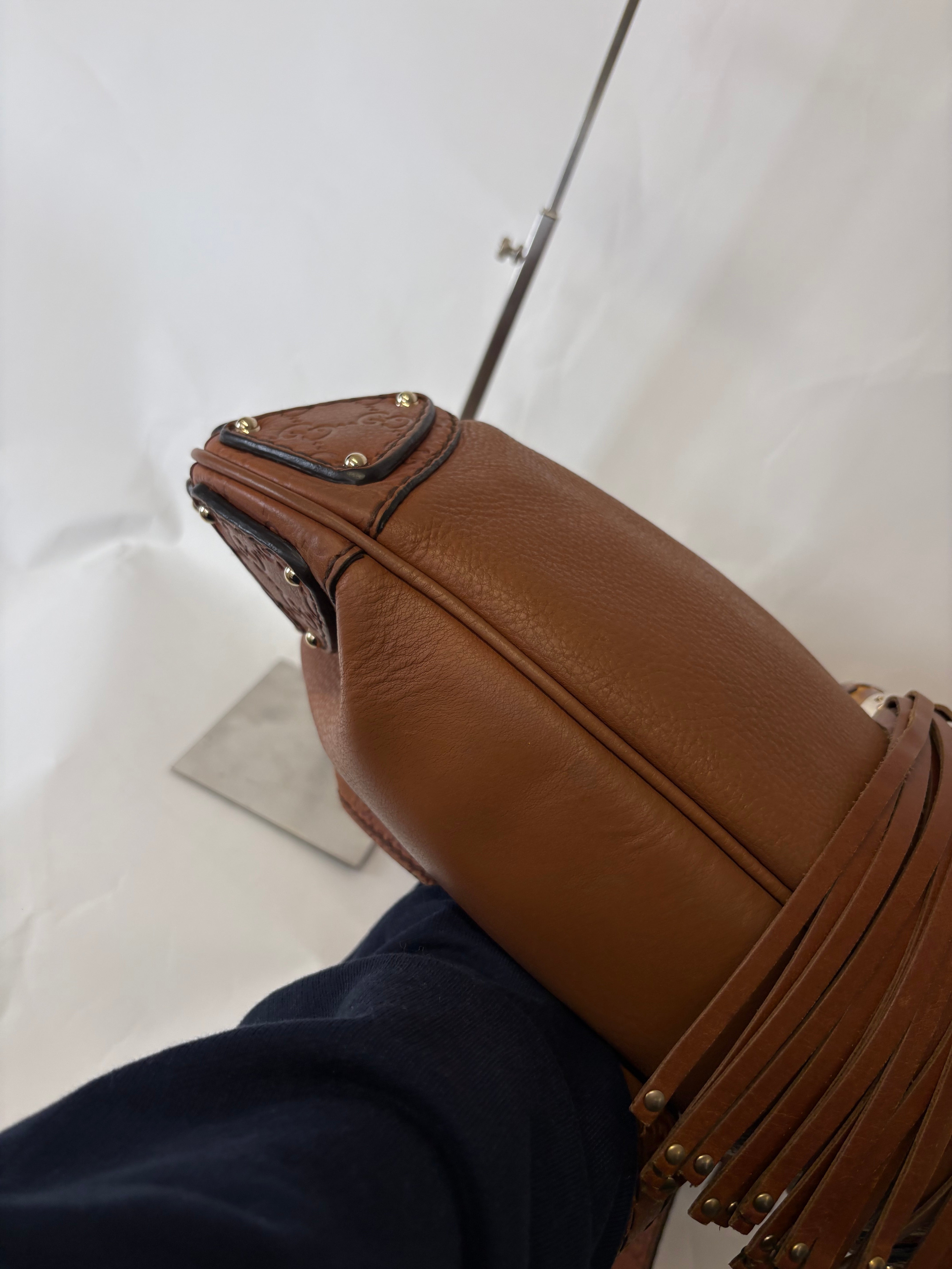 Bolso Gucci Indy Large en Piel Camel con bandolera · Asa Bamboo y Flecos